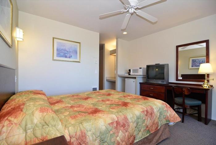Queen Room with Two Queen Beds and Ocean View - Non-Smoking/Pet Friendly - Photo 2