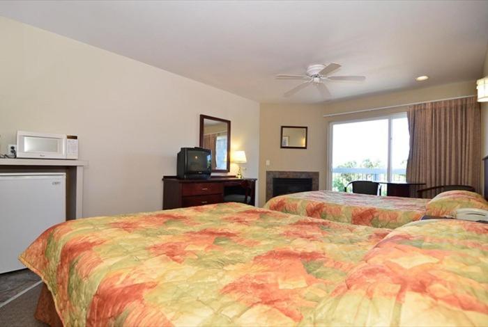 Queen Room with Two Queen Beds and Ocean View - Non-Smoking/Pet Friendly - Photo 4