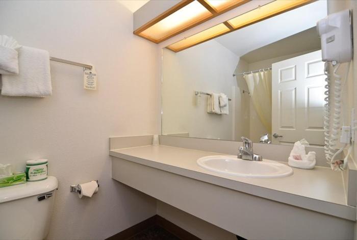 Queen Room with Two Queen Beds and Ocean View - Non-Smoking/Pet Friendly - Photo 3
