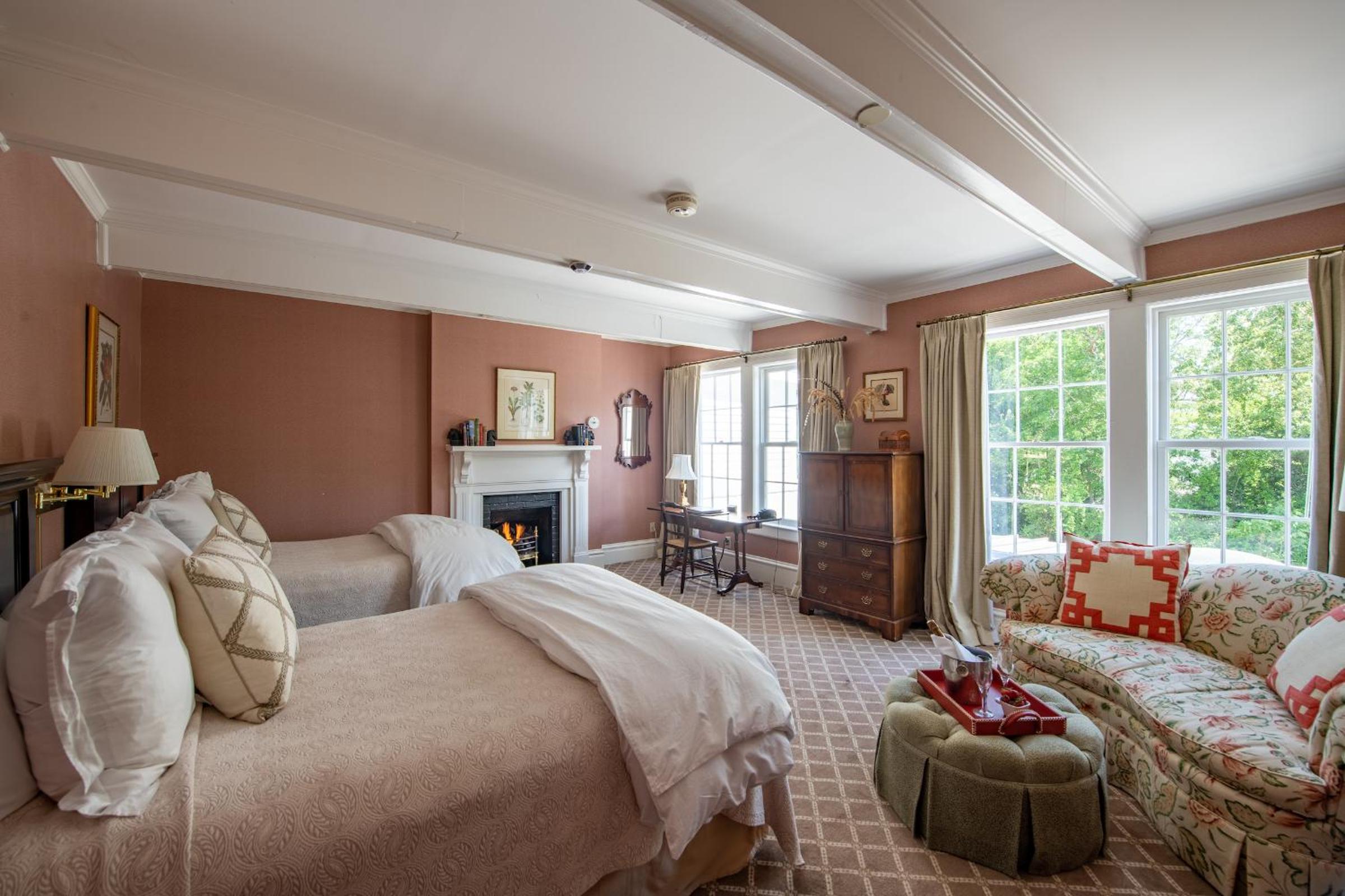 Deluxe Queen Room with Two Queen Beds