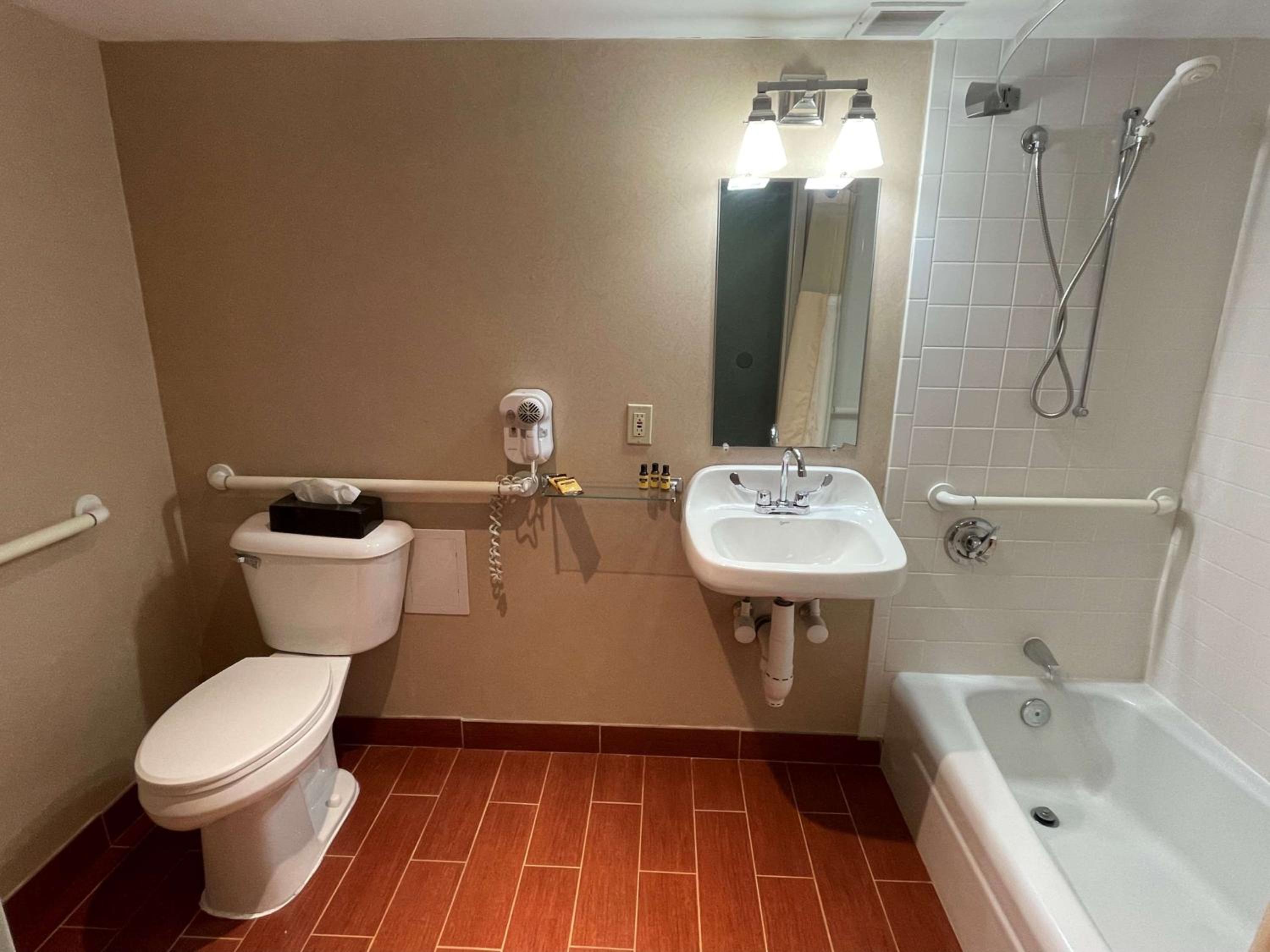 King Room with Bath Tub - Mobility Accessible/Non-Smoking - Photo 2