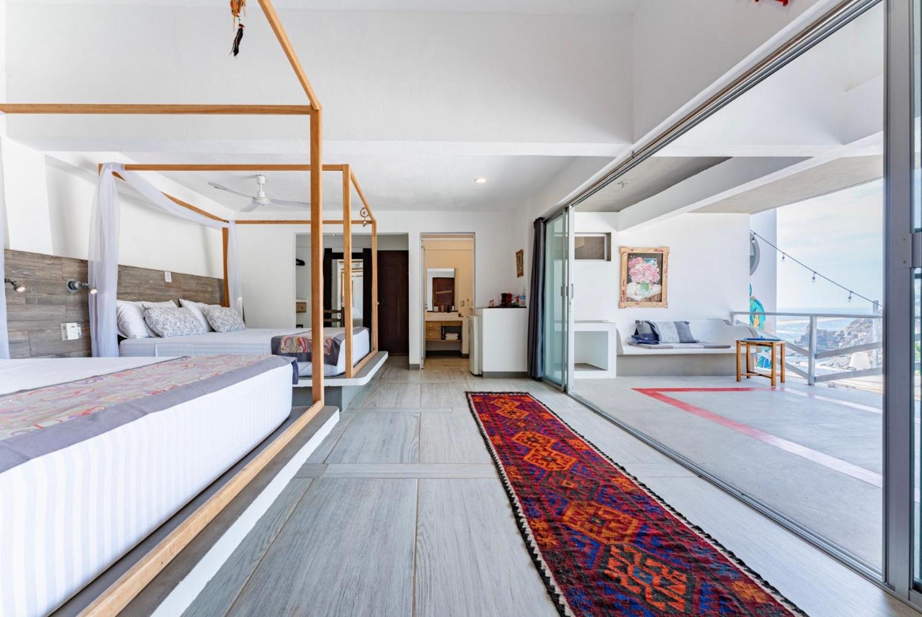 Master Two King bedroom with Balcony - Photo 3