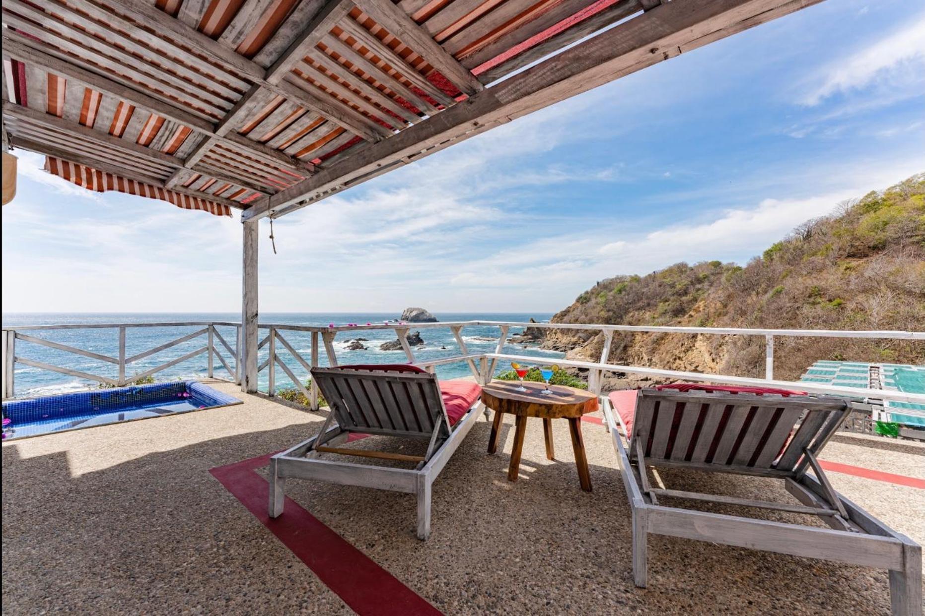 Deluxe Suite with Sea View - Photo 3