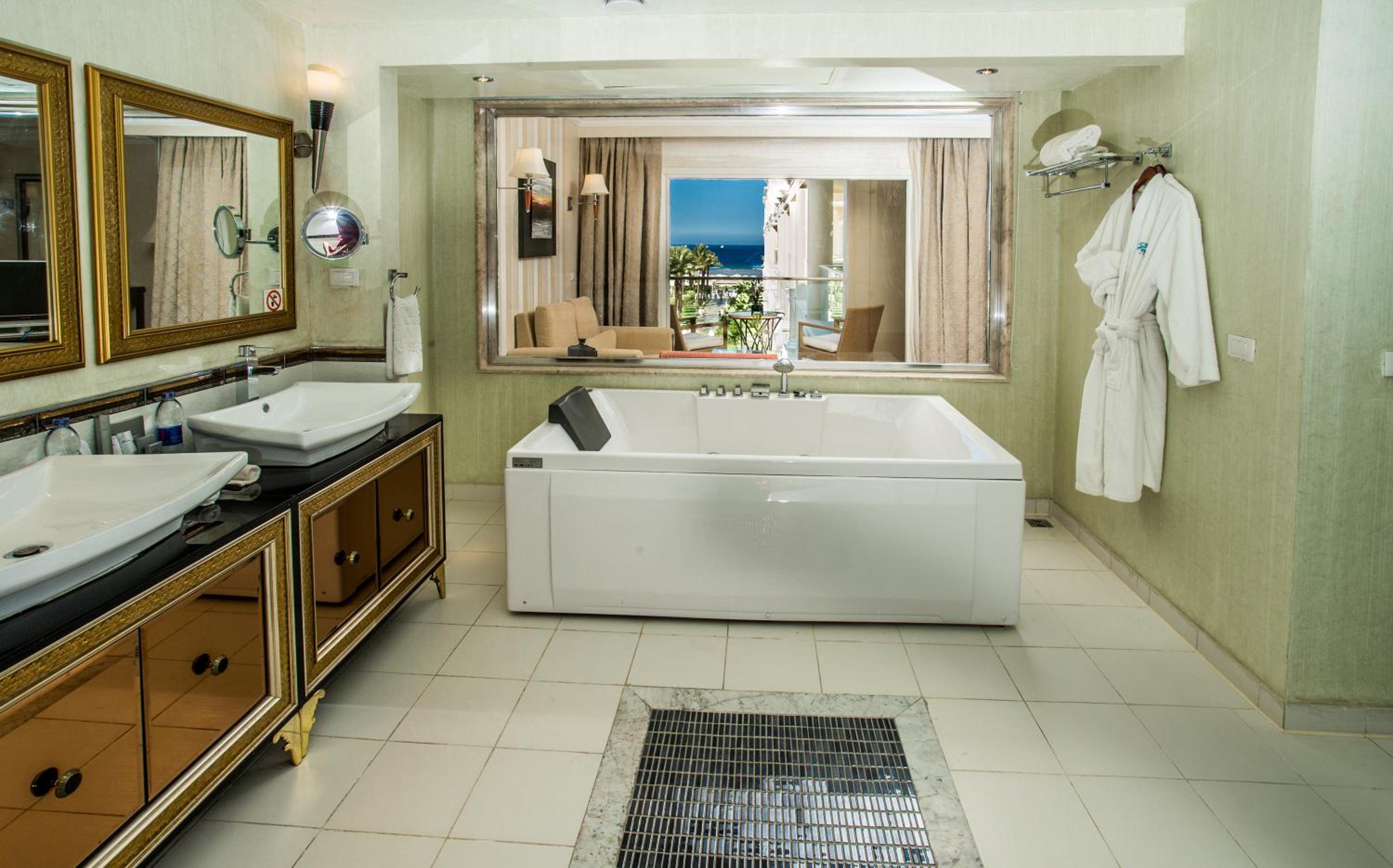 Jacuzzi Suite Sea and Pool View with VIP Package - Photo 2