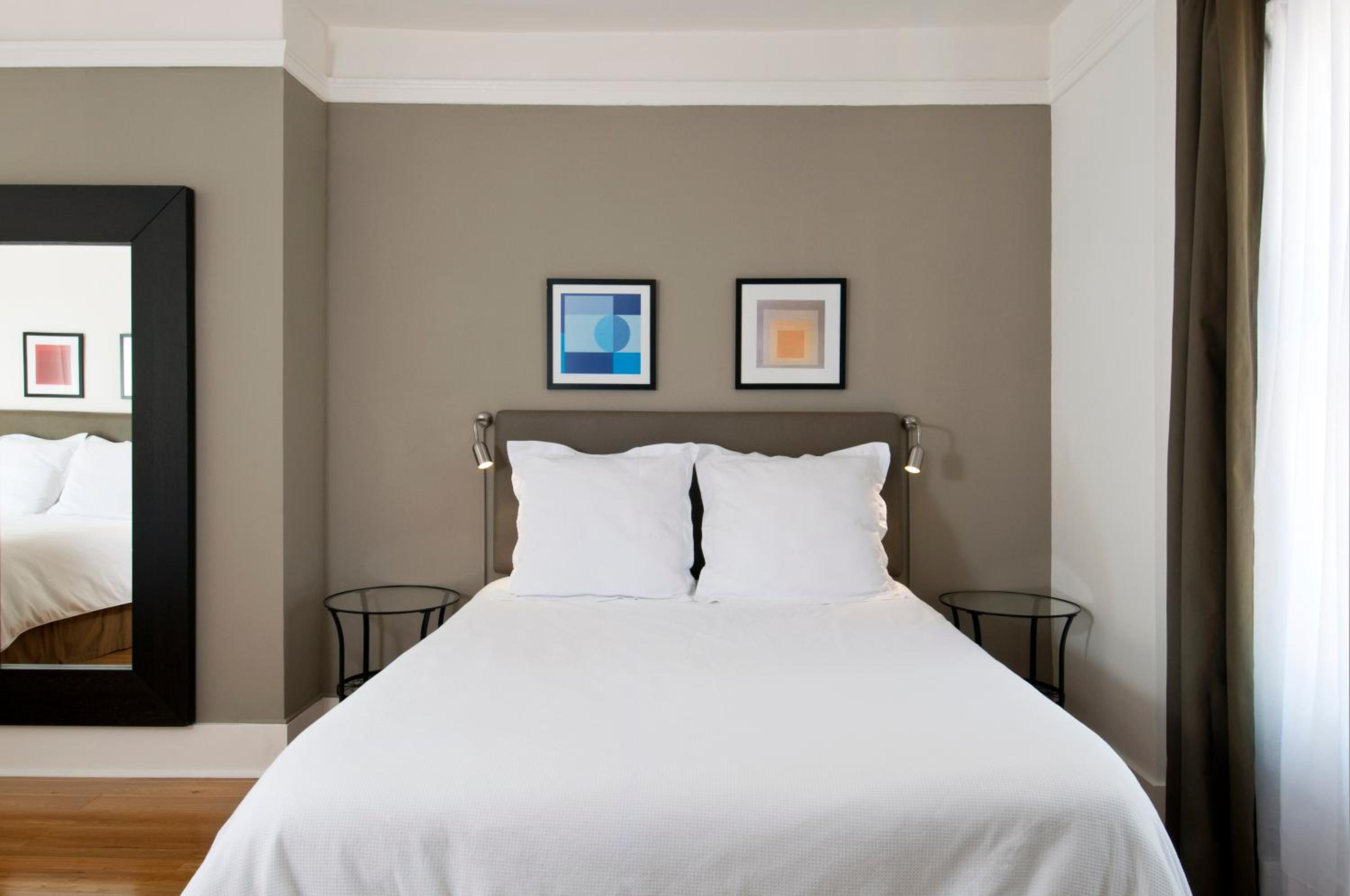 Queen Room With Shared Bathroom photo 3