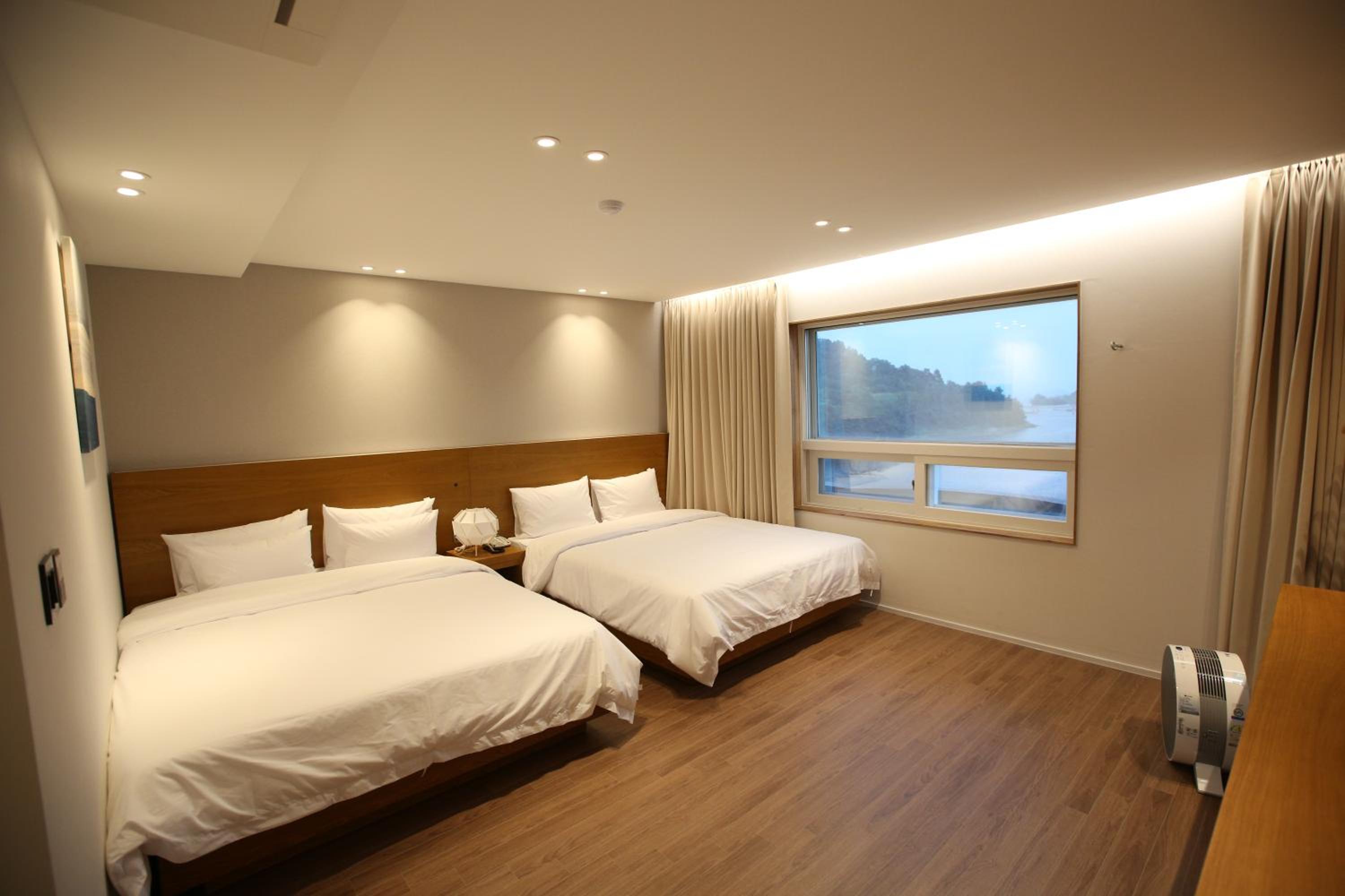 Deluxe Twin Room with Sea View photo 3