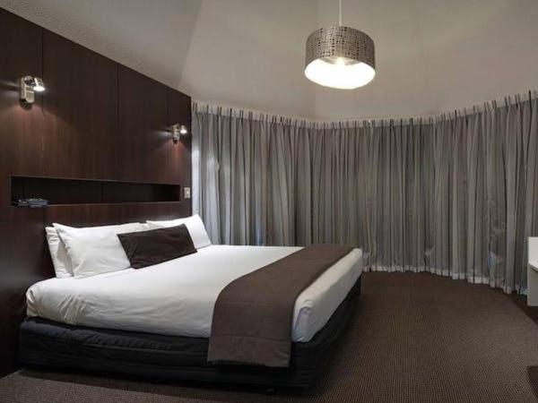 Executive One-Bedroom Apartment - Photo 1