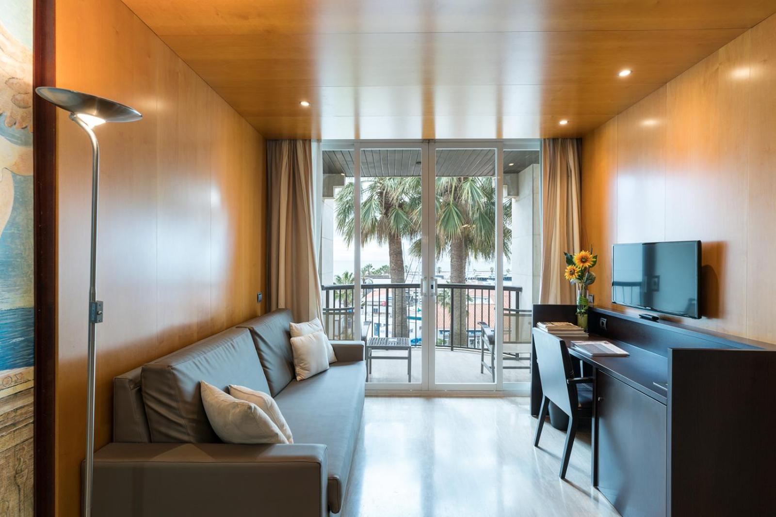 Junior Suite with Balcony and Sea View - Photo 4