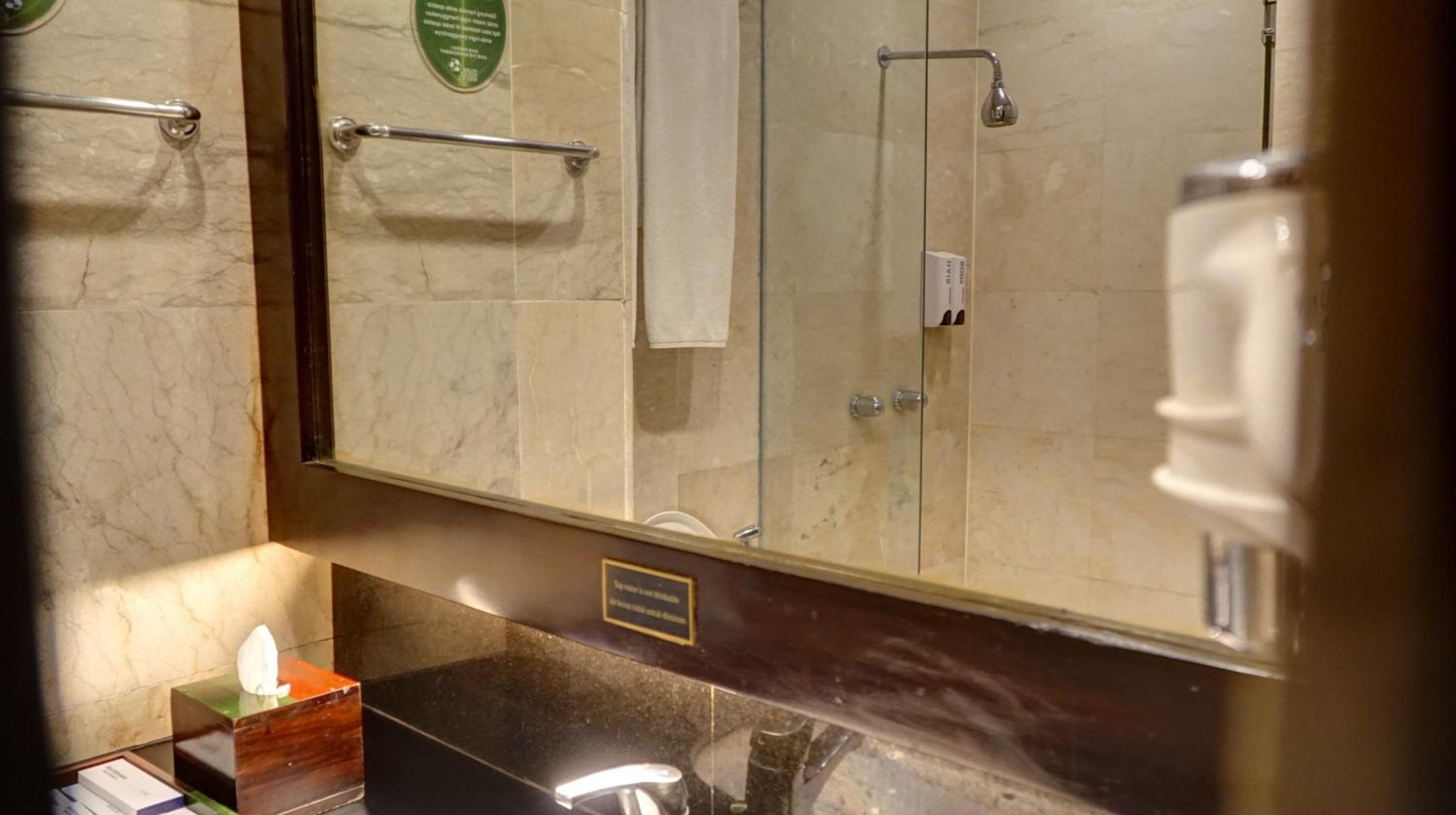 Deluxe King Room - Pool Access/Non-Smoking photo 2
