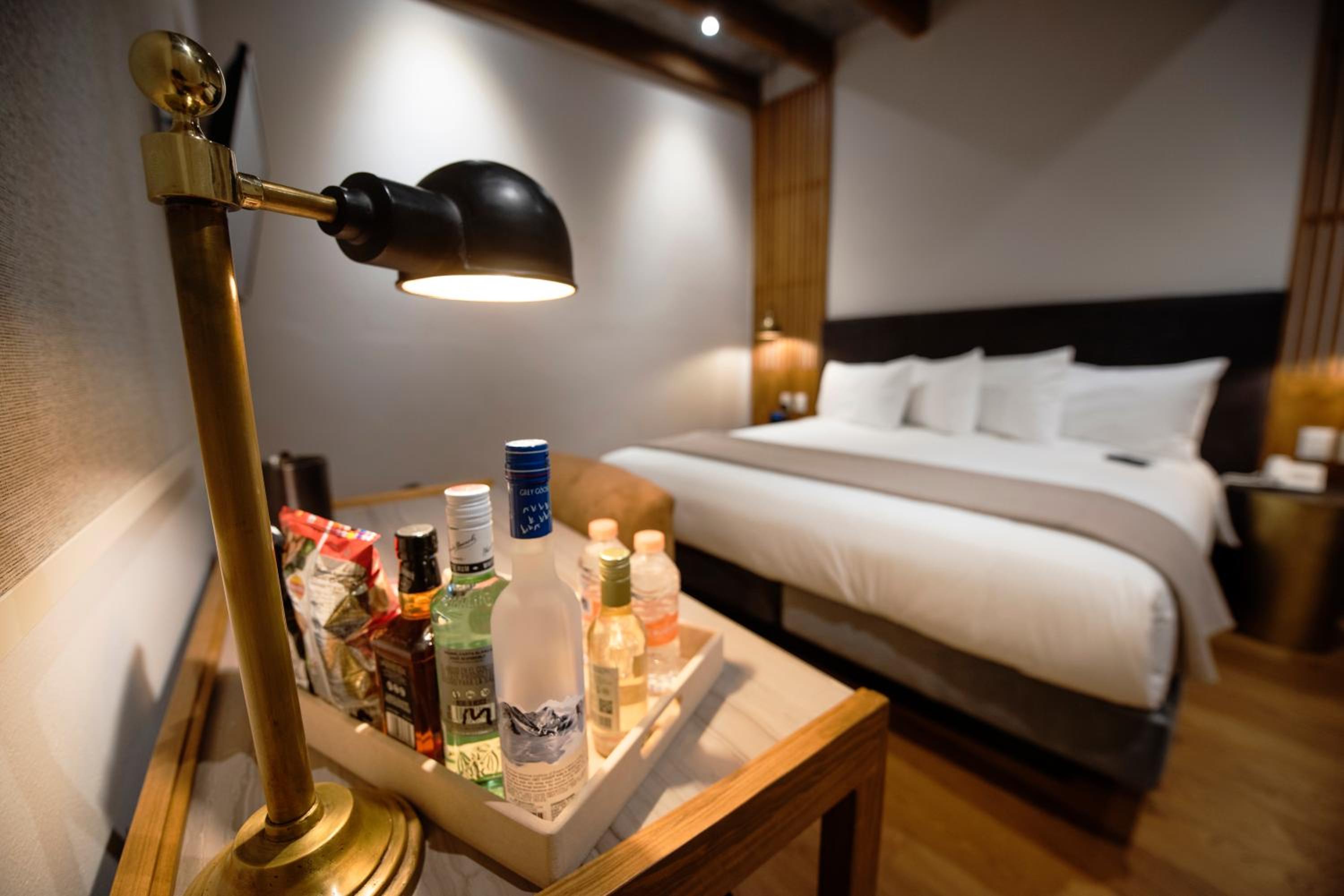 Deluxe King Room - Photo 11