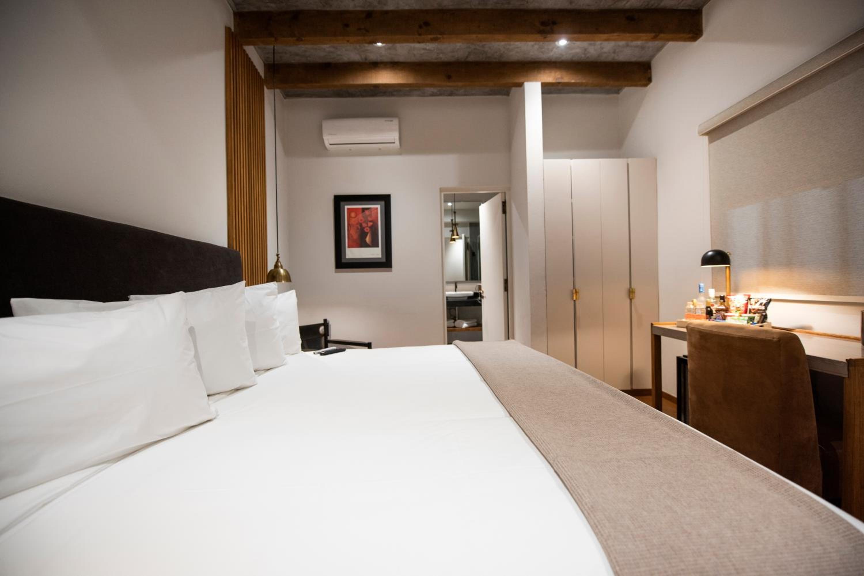 Deluxe King Room - Photo 4