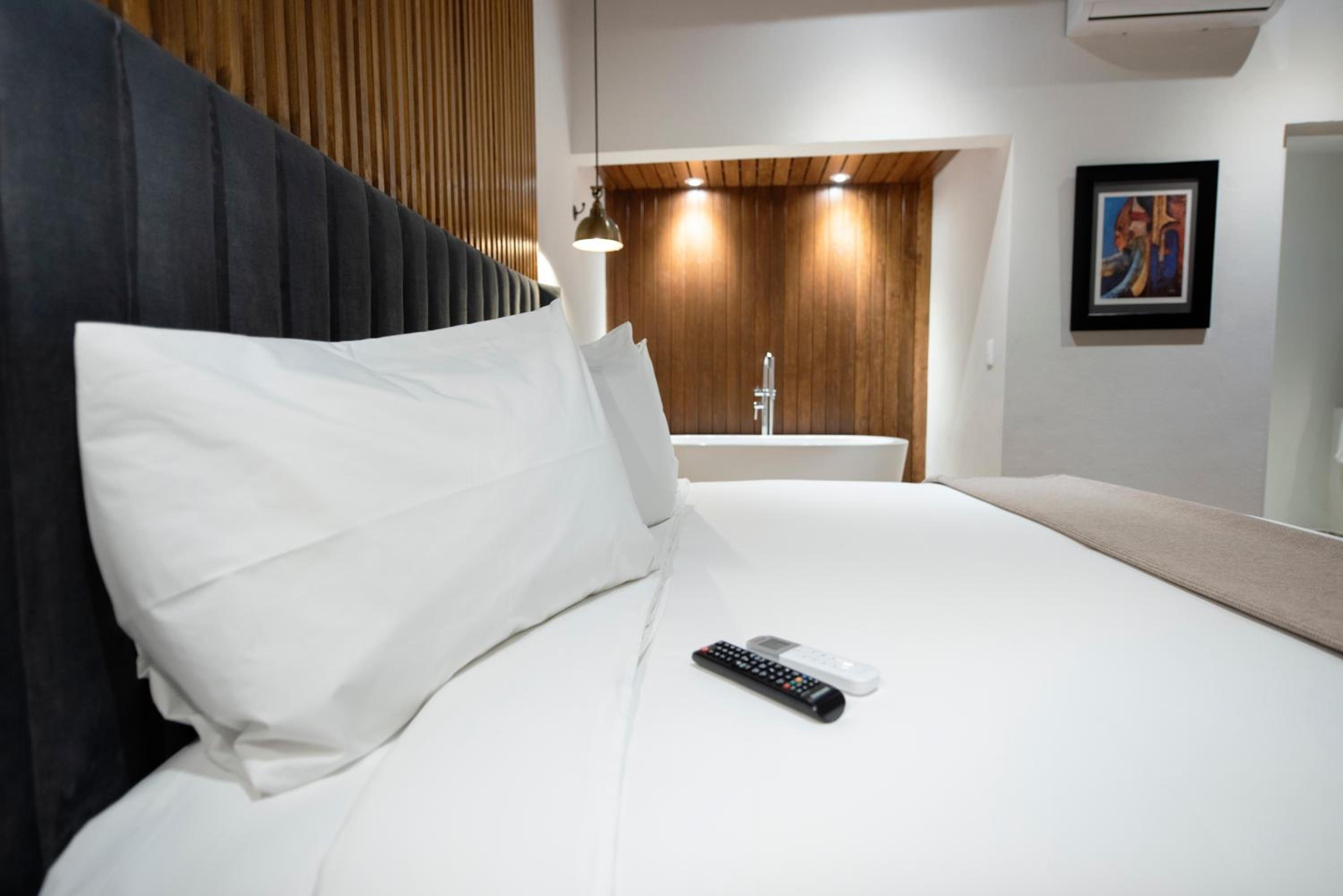 Deluxe Double Room with Bath - Photo 4
