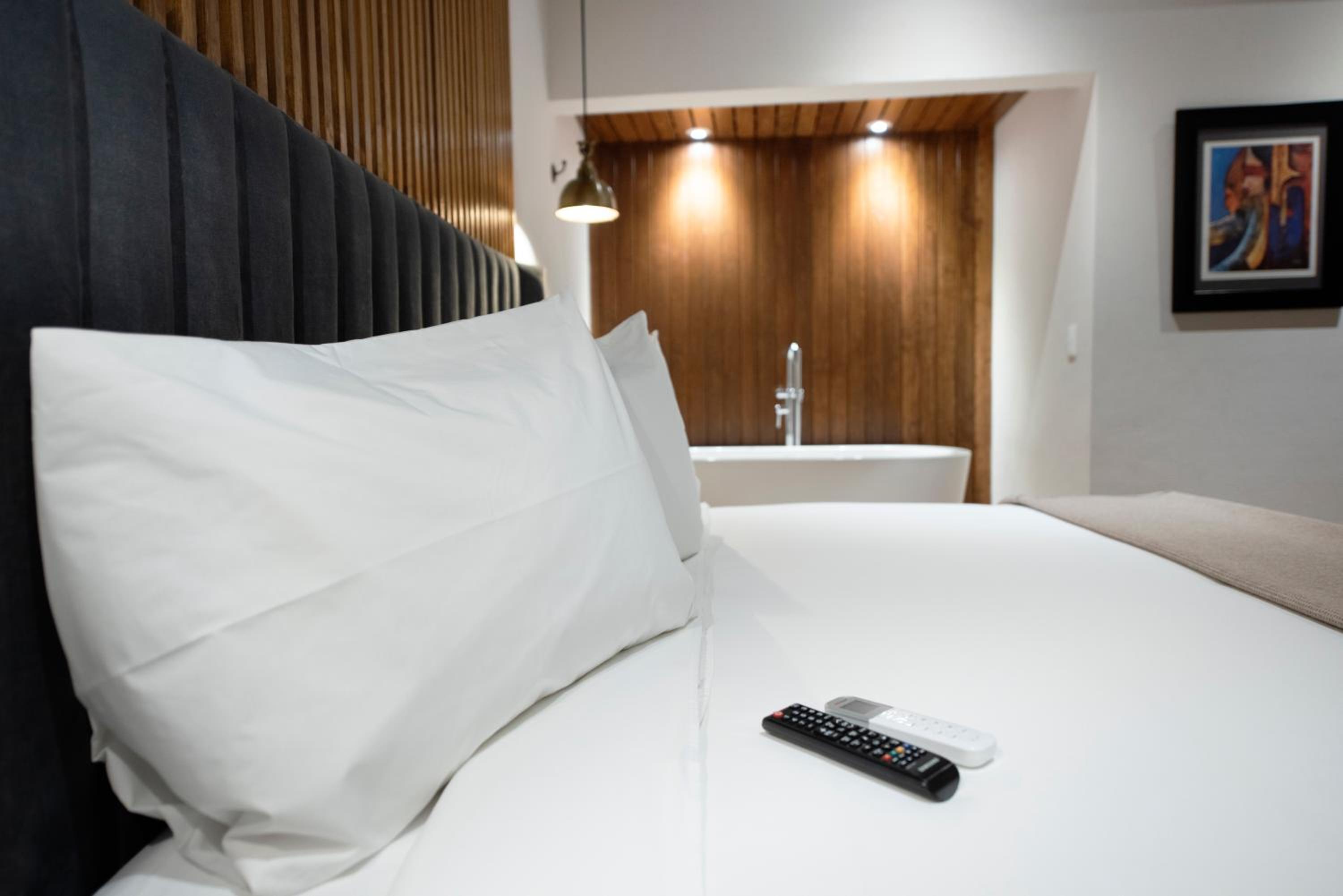 Deluxe Double Room with Bath - Photo 8