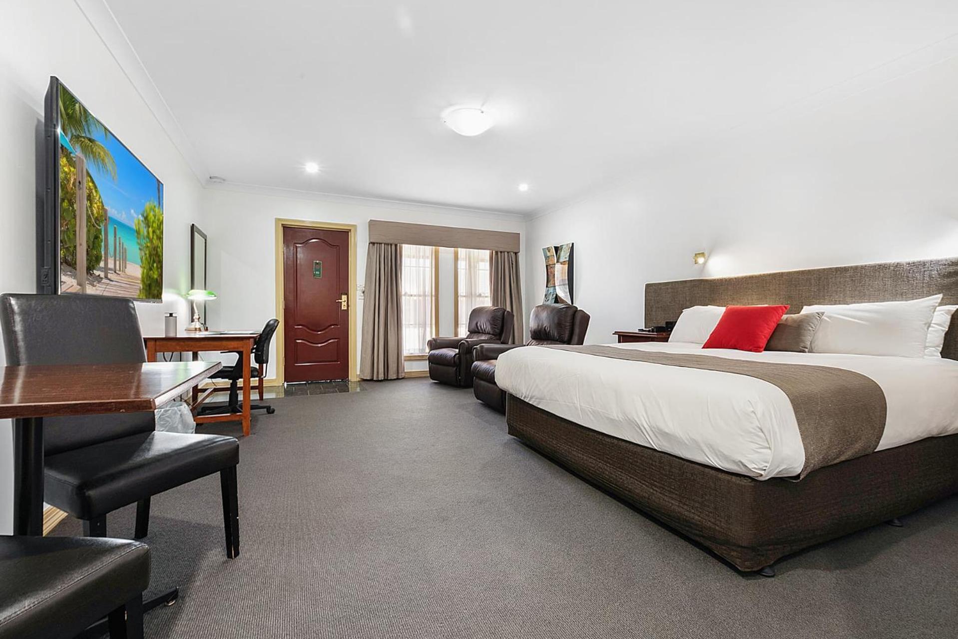 King Suite with Spa Bath - Photo 6