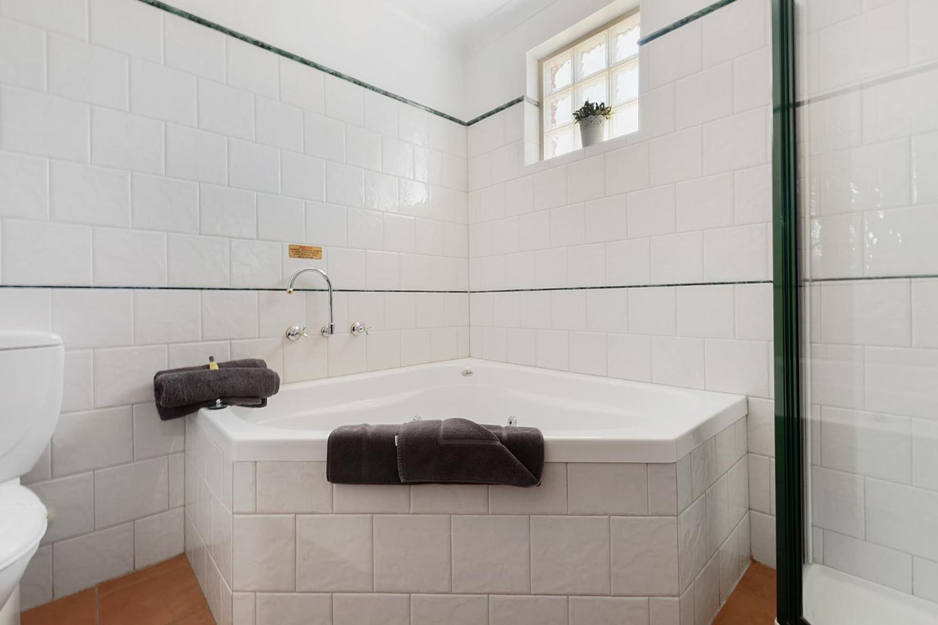 King Suite with Spa Bath - Photo 5