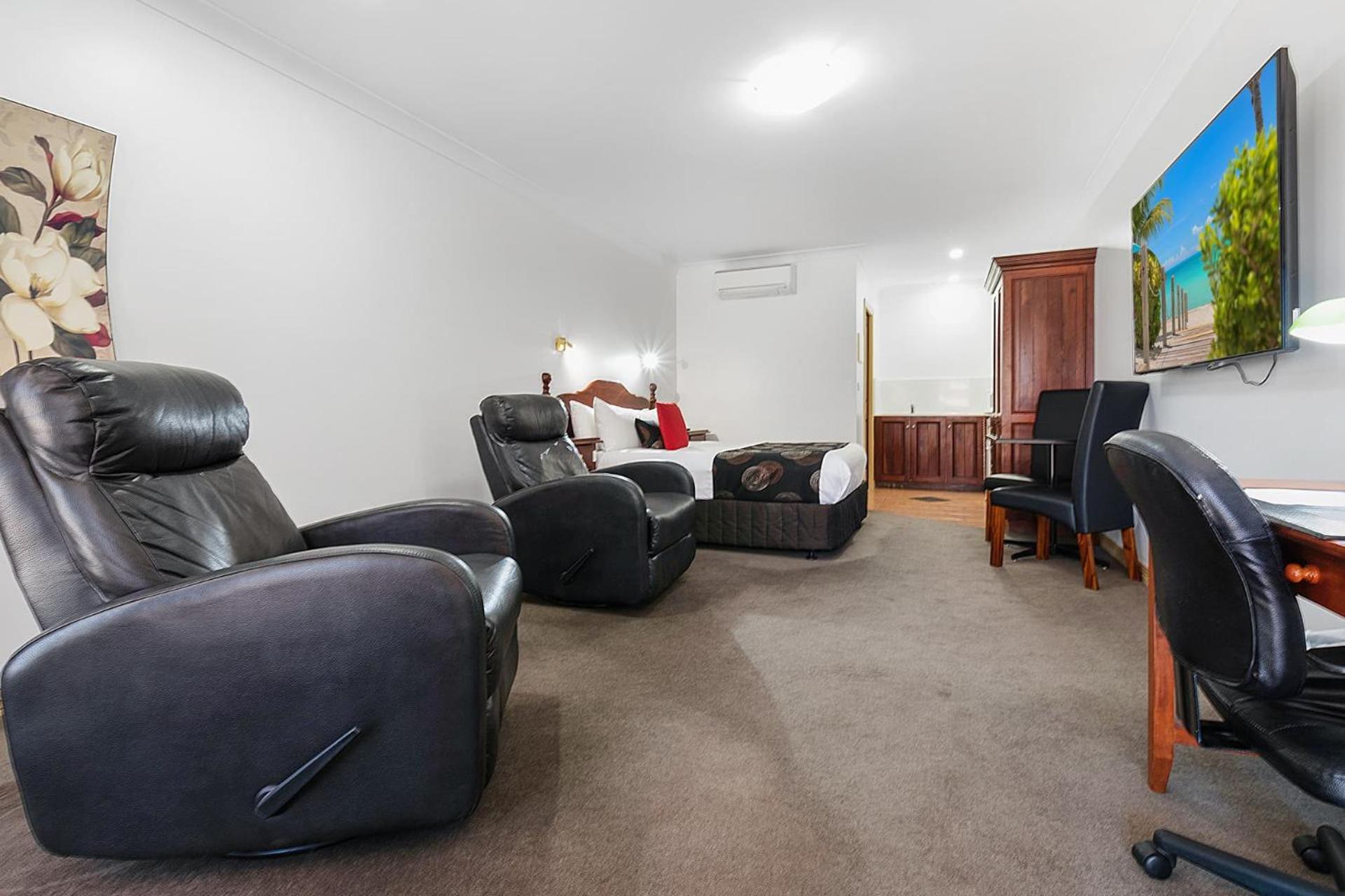 Queen Suite - Photo 8
