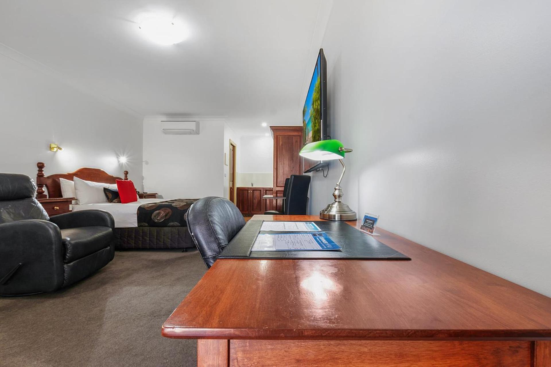 Queen Suite - Photo 7