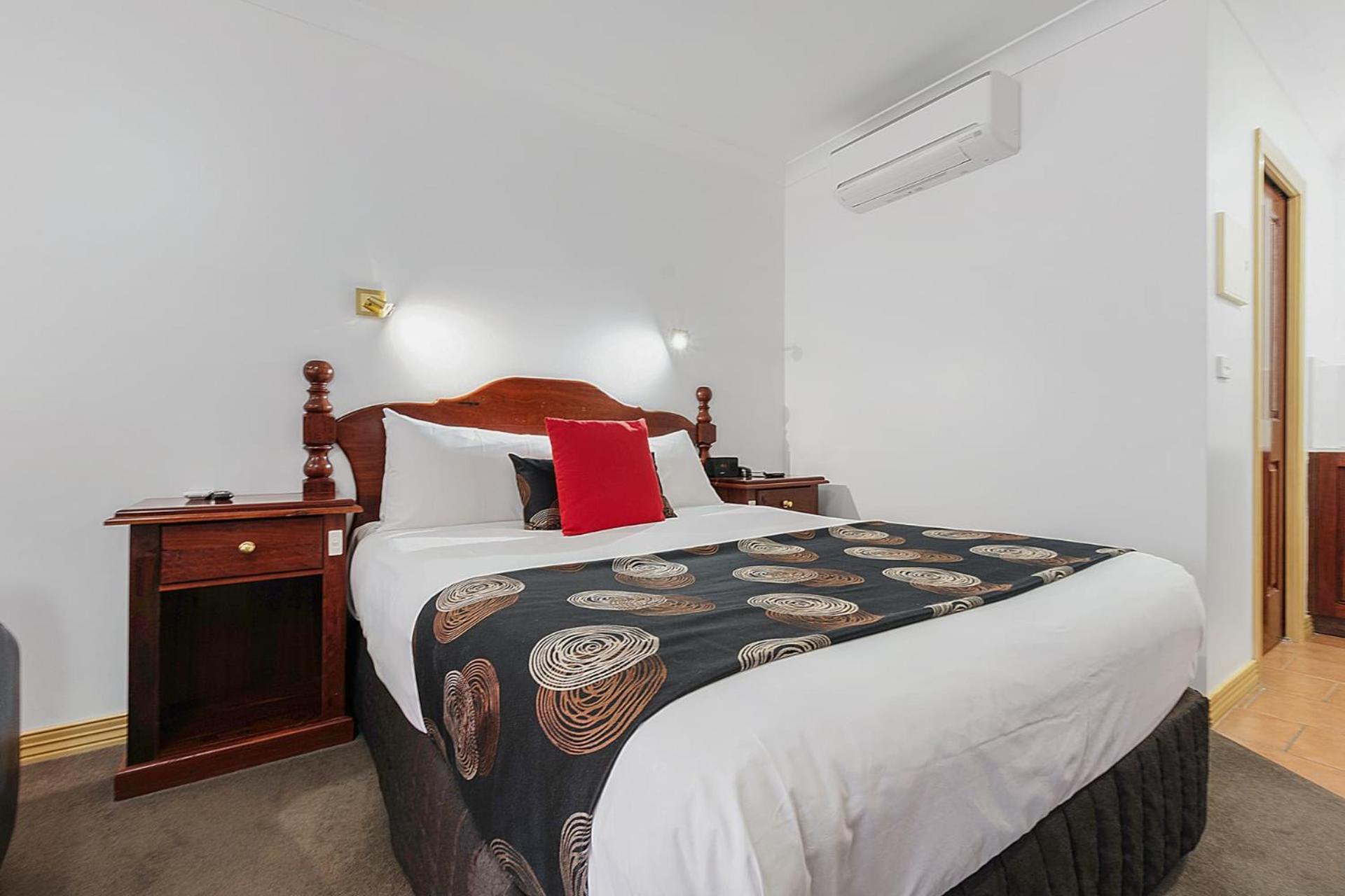 Queen Suite - Photo 6