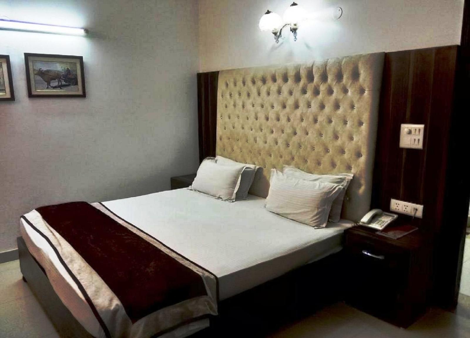 Deluxe Double Room (2 Adults + 1 Child)