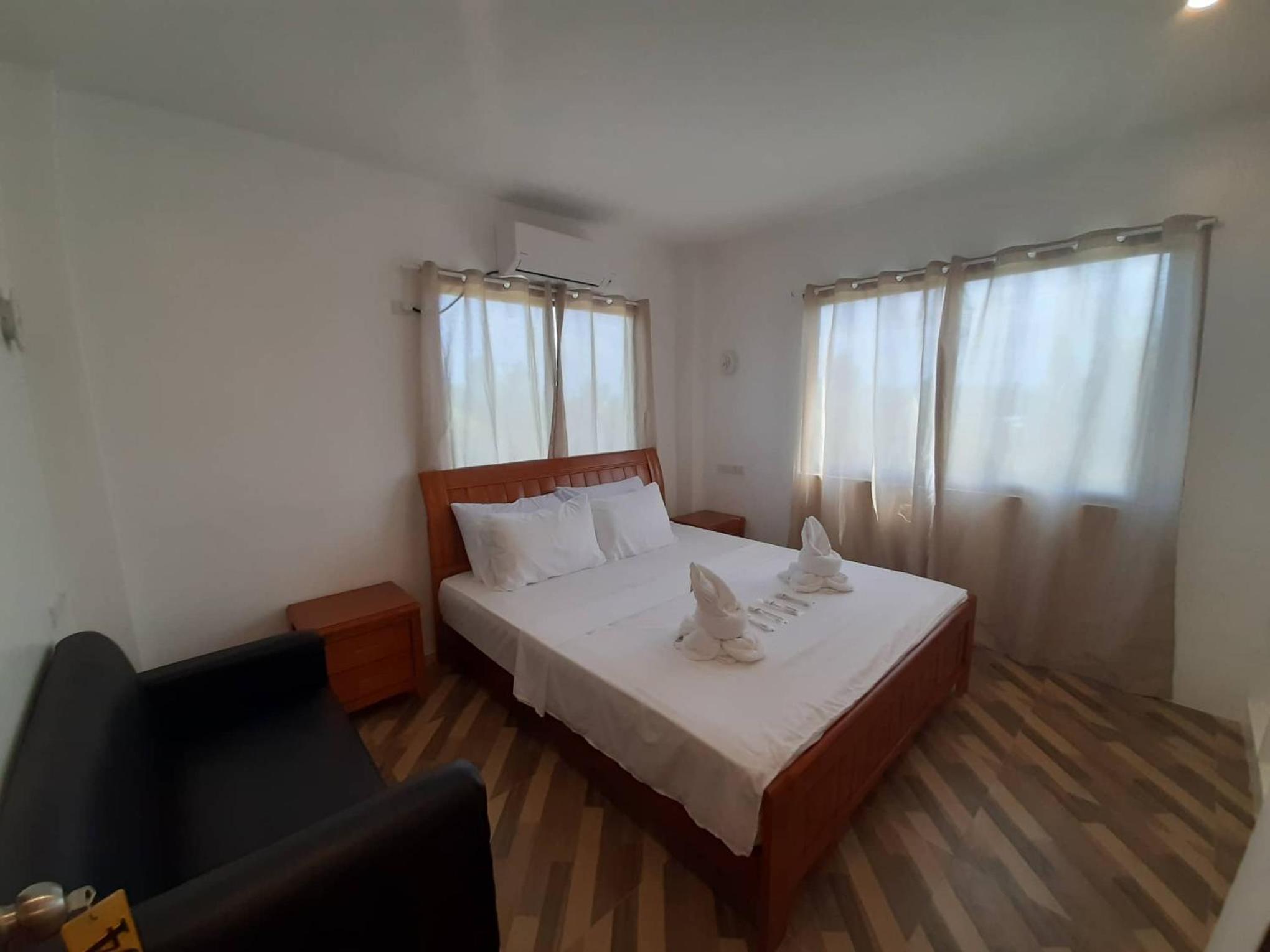 Deluxe Room - Photo 15