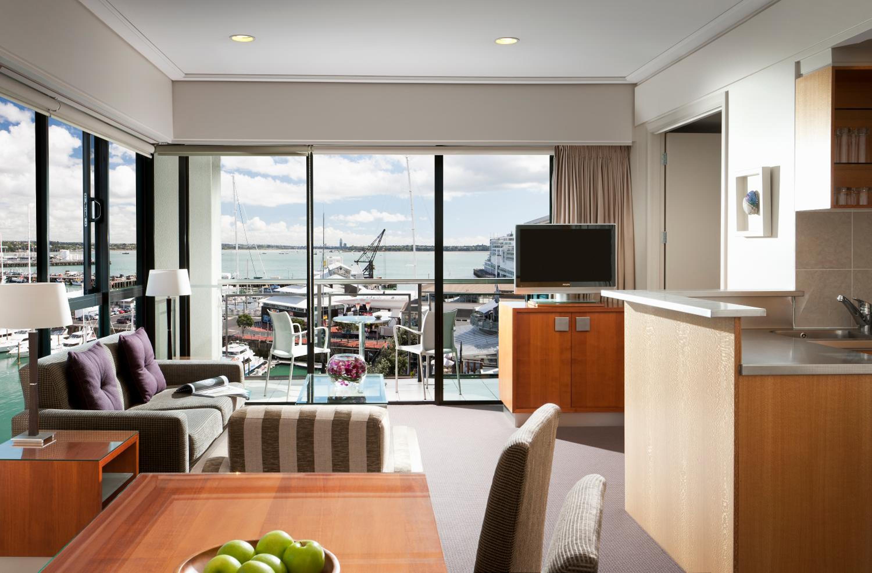 Deluxe One-Bedroom Suite with Marina View photo 2