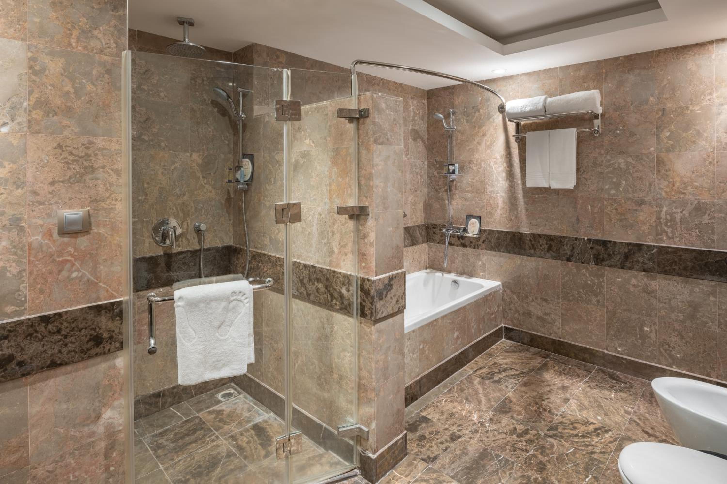Executive Suite with One King Bed - Photo 3