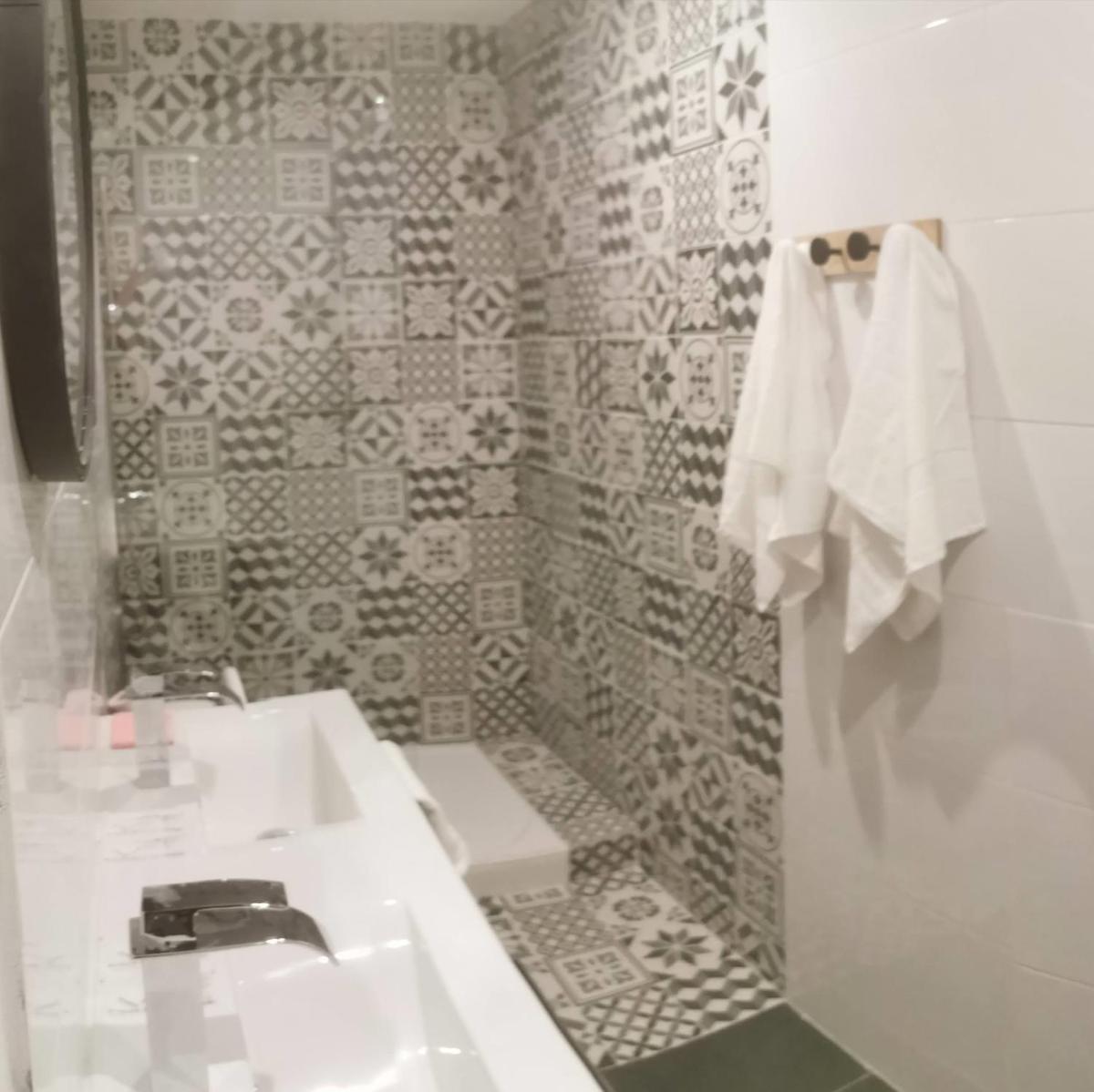 Suite with Hot Tub - Photo 8
