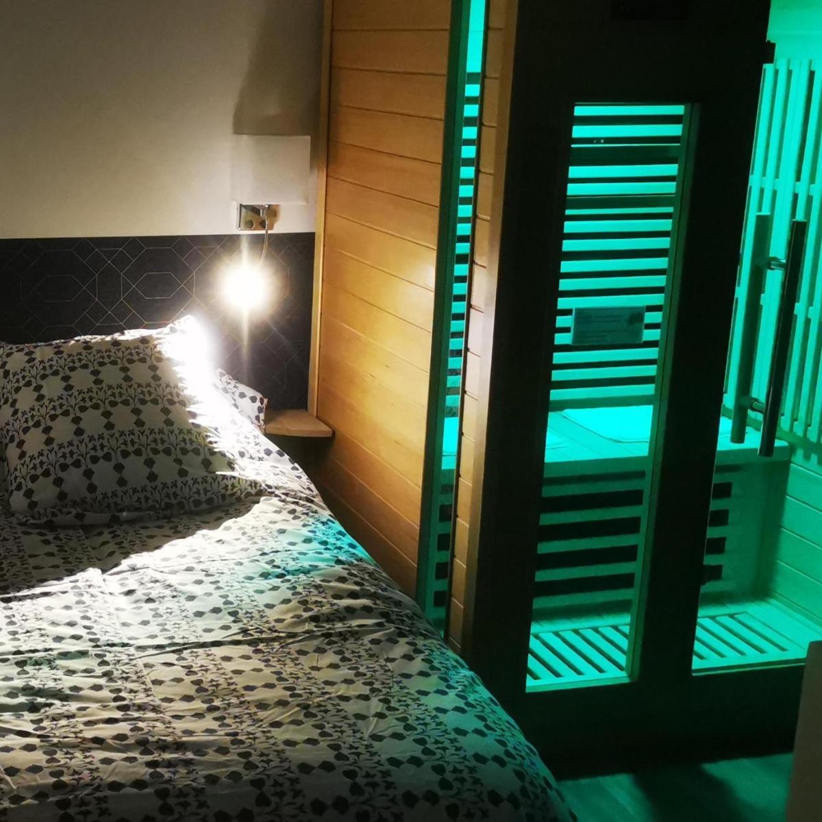 Suite with Hot Tub - Photo 2