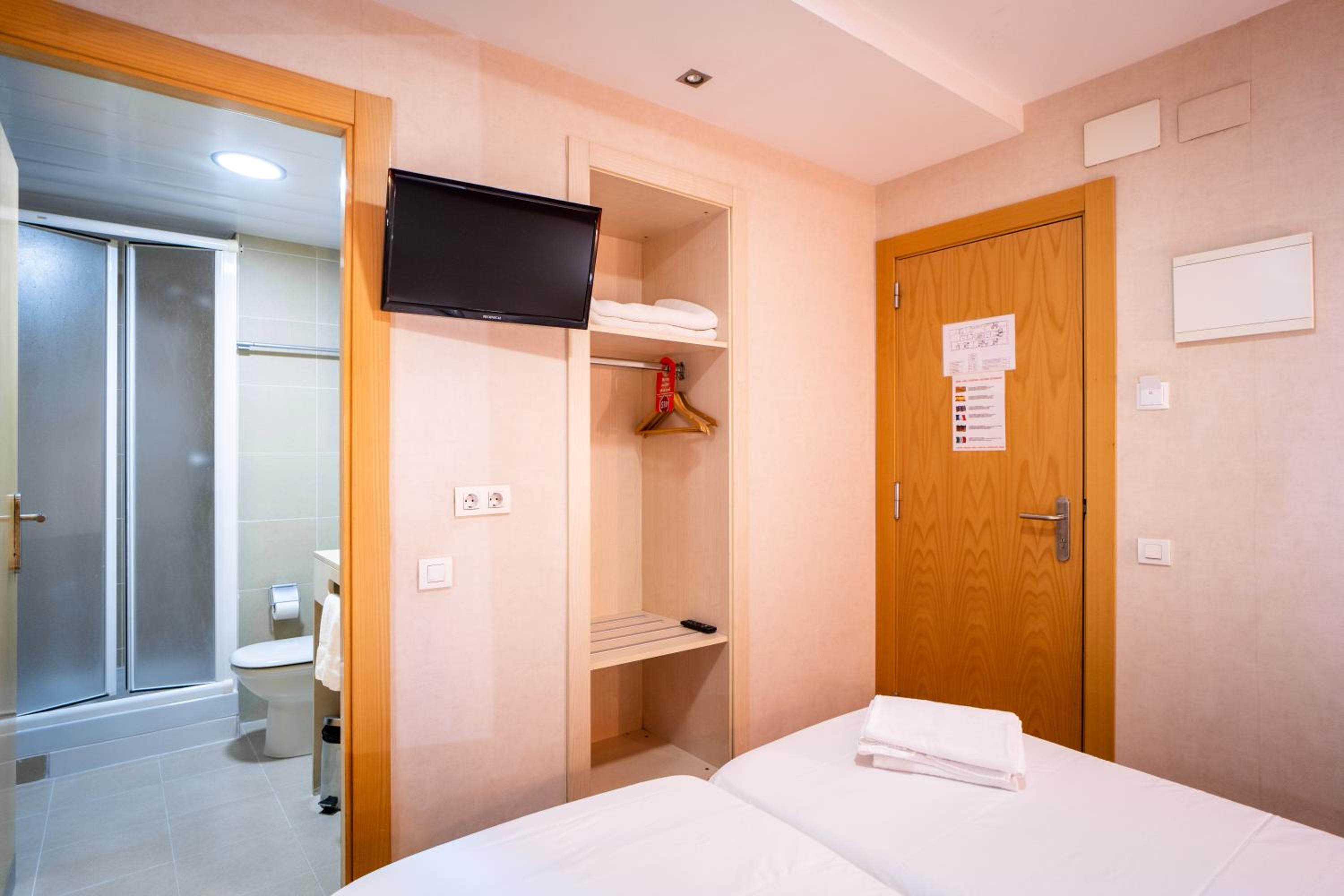 Double Room with Private Bathroom photo 2