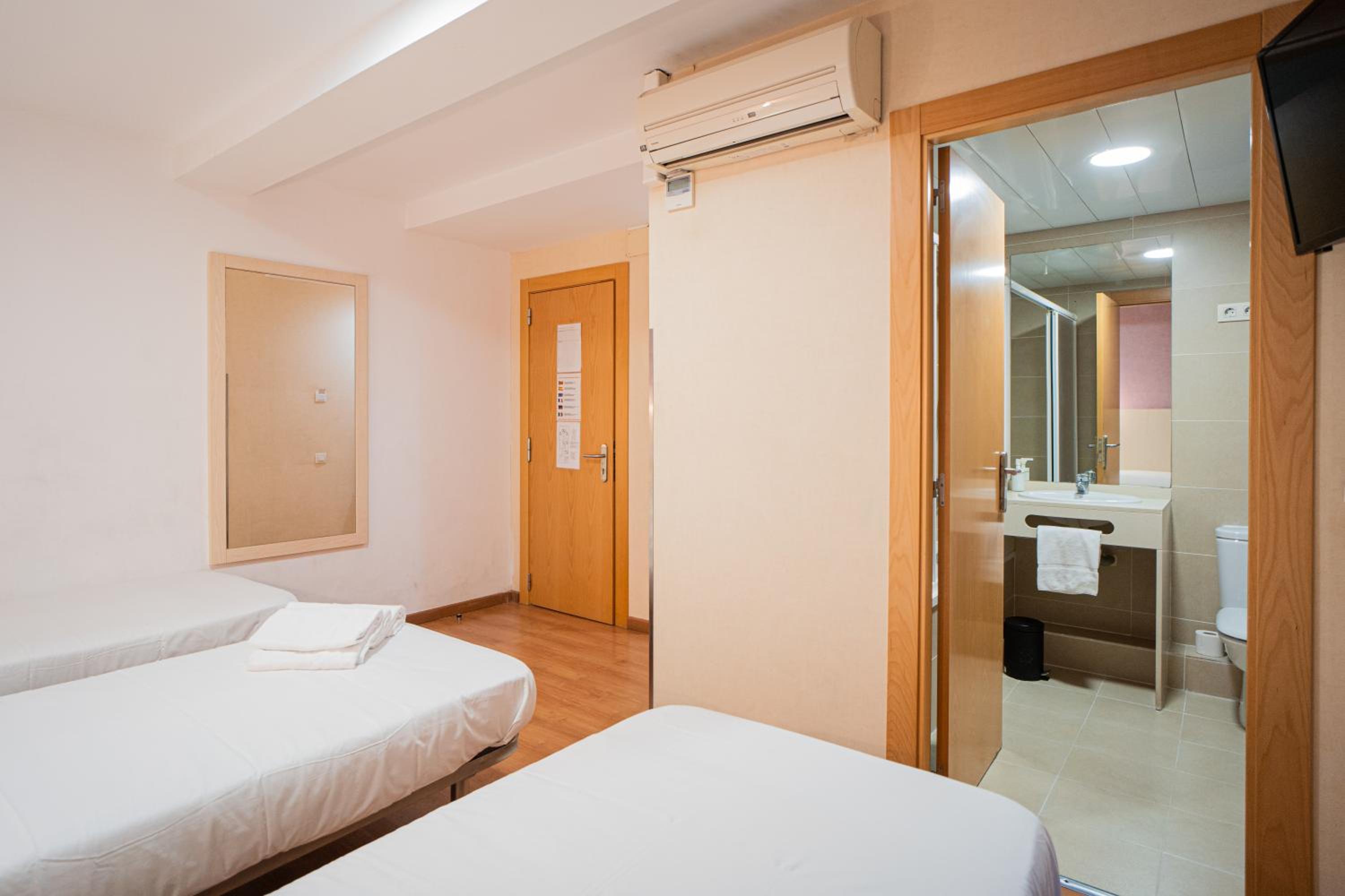 Triple Room with Private Bathroom photo 3