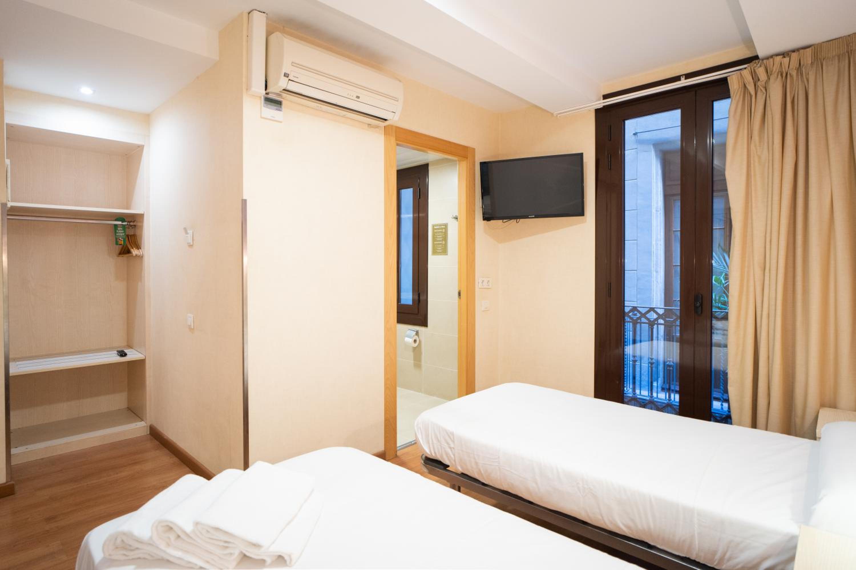Triple Room with Private Bathroom photo 2