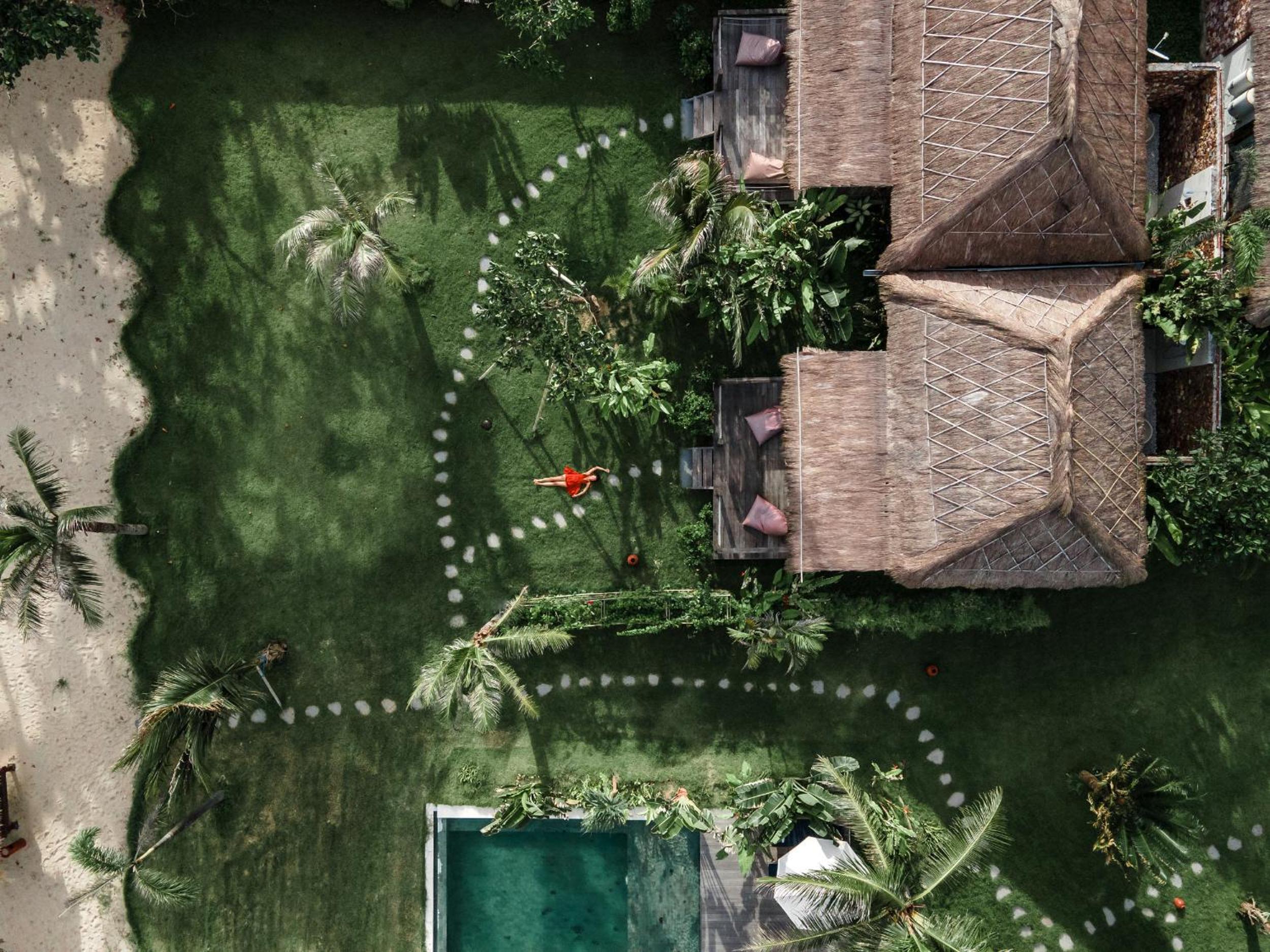Deluxe Beachfront Bungalow - Photo 16