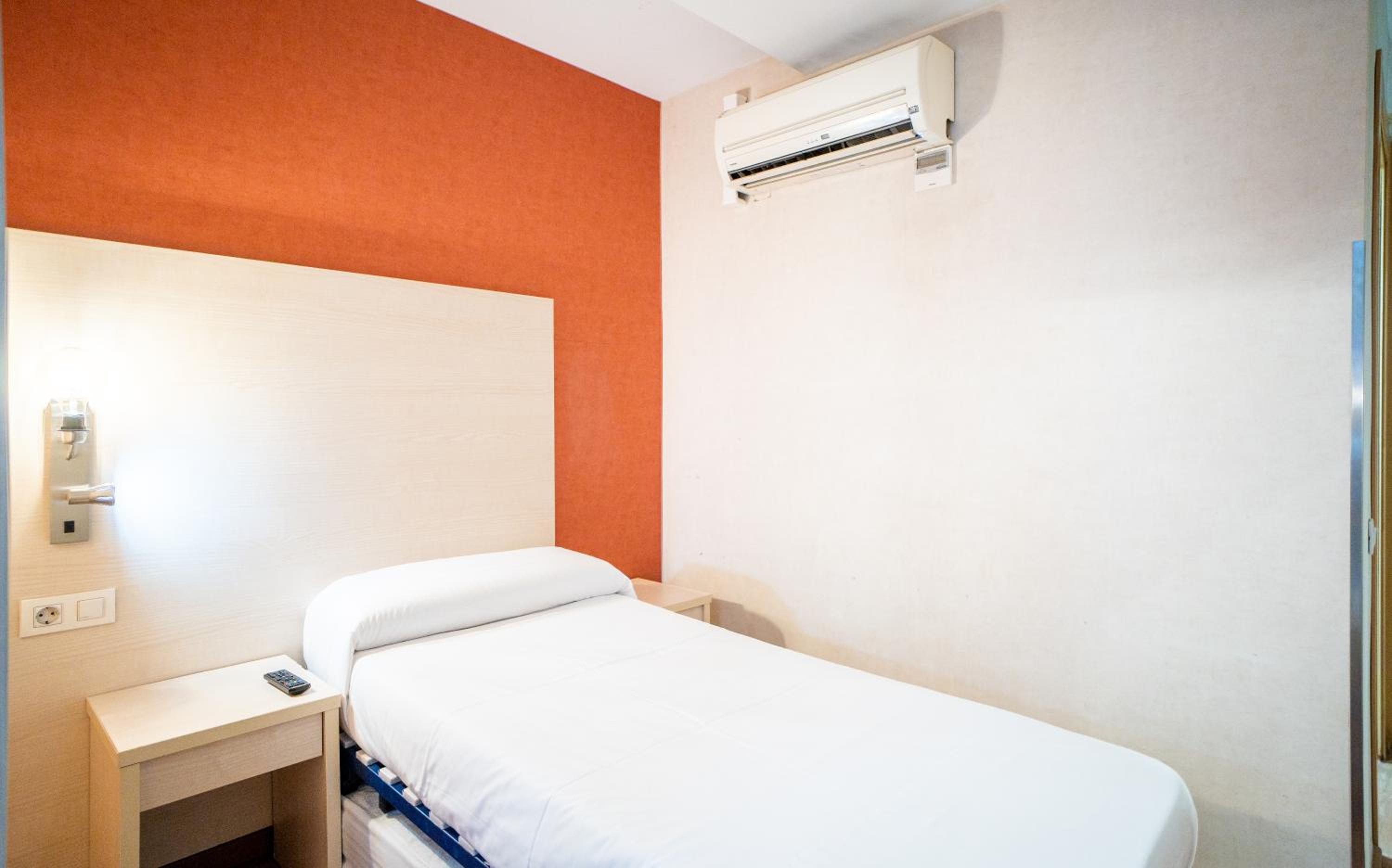 Single Room with Private Bathroom photo 3