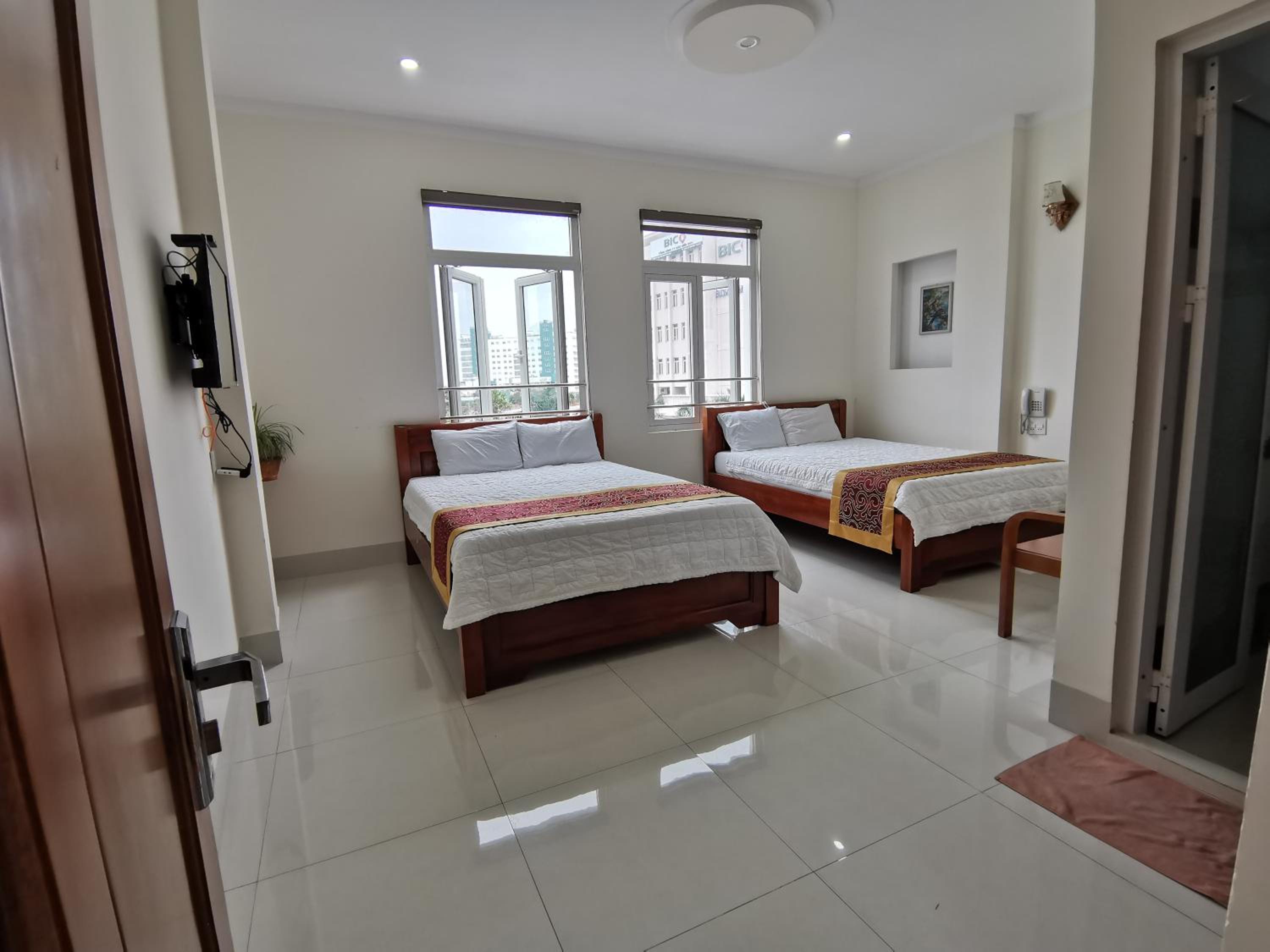 Large Twin Room - Photo 1
