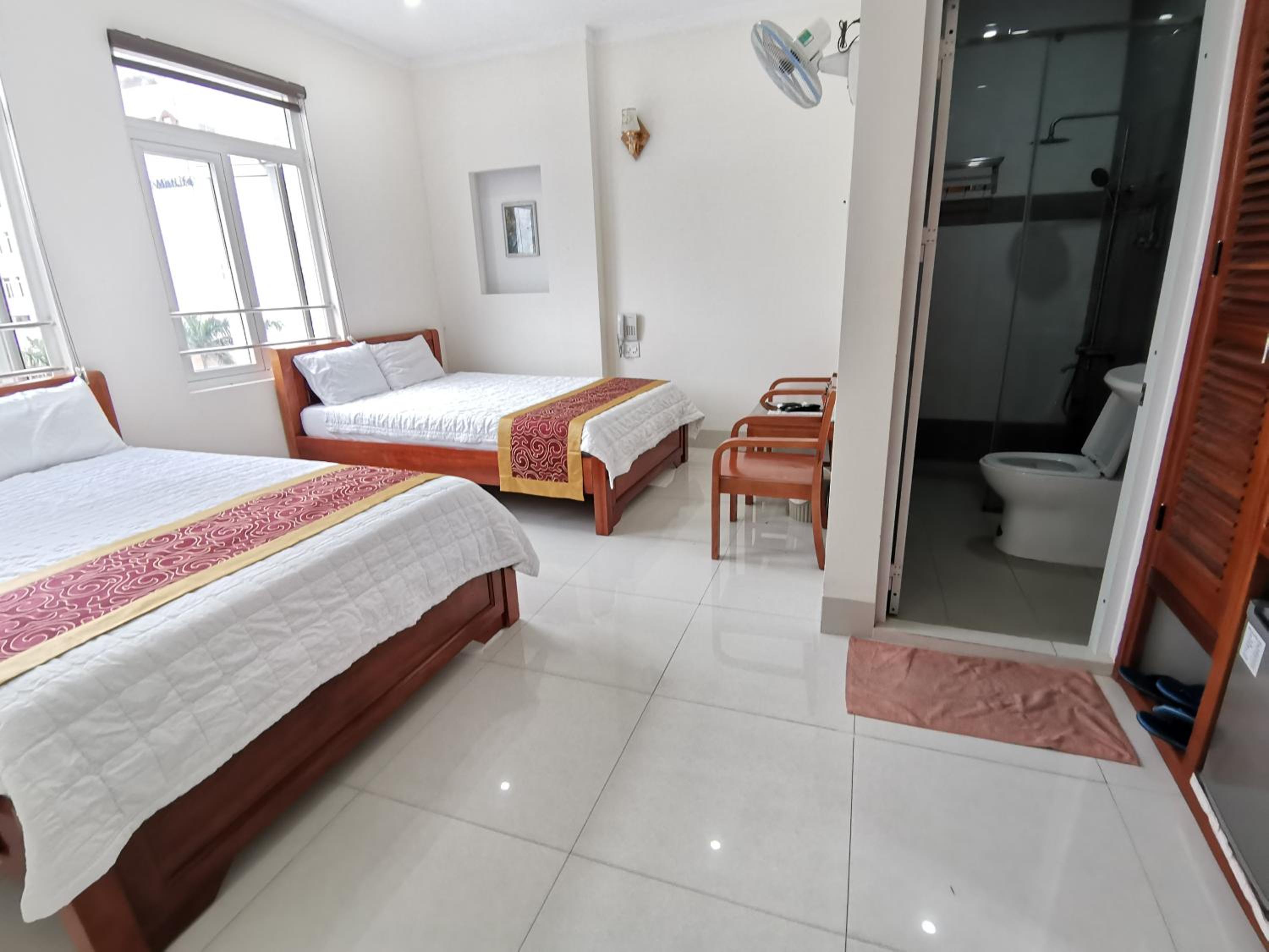 Large Twin Room - Photo 7