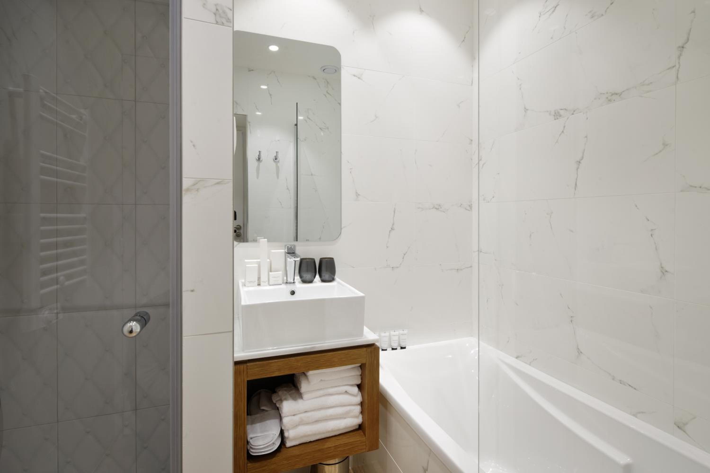 Hotel Petit Lafayette bathroom photo