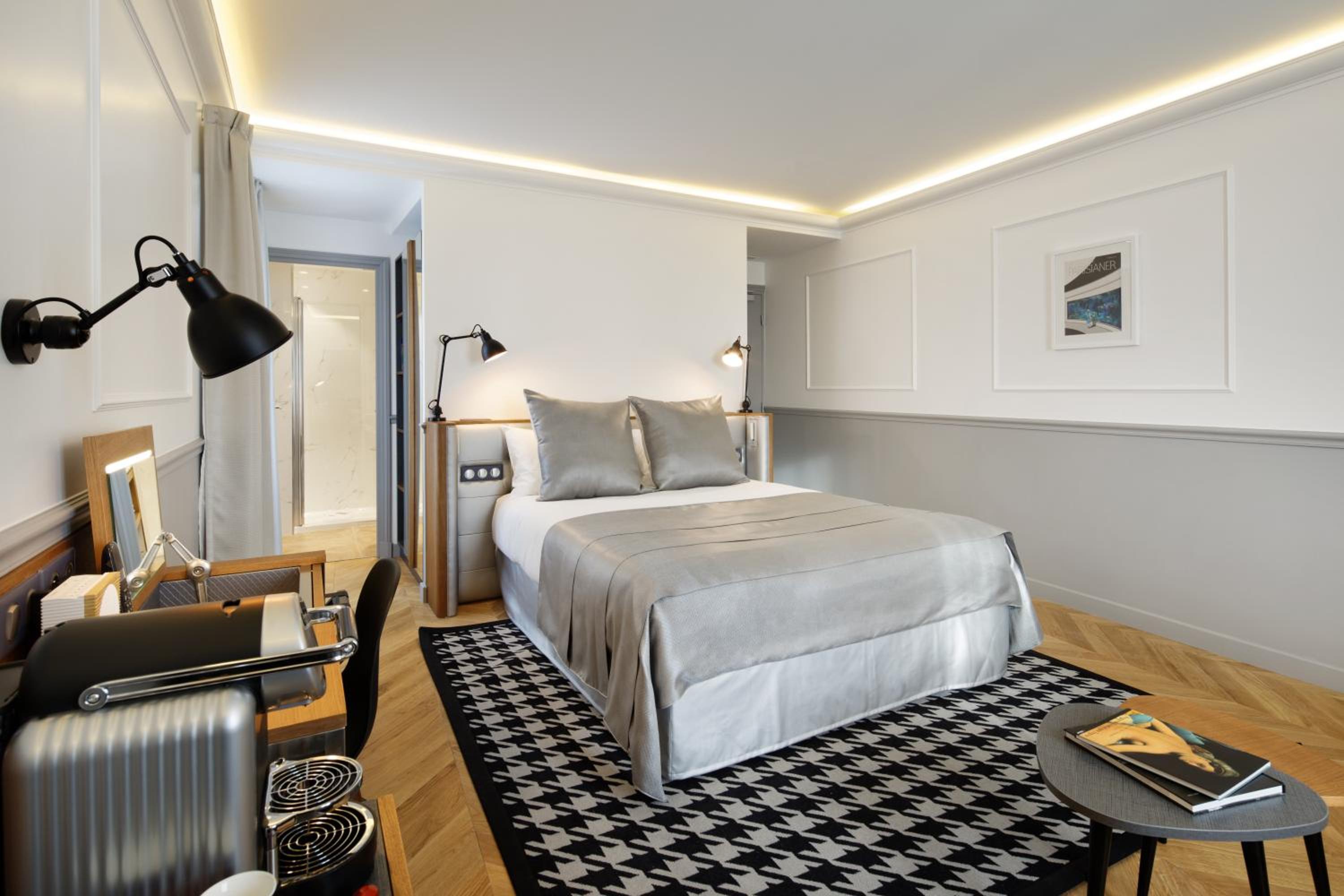 Hotel Petit Lafayette bedroom photo