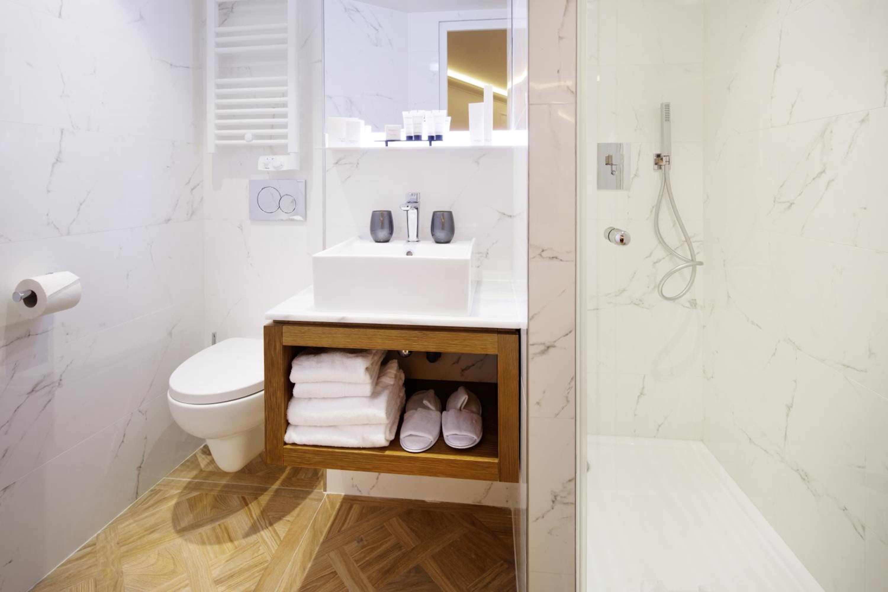 Deluxe Double or Twin Room thumbnail 6