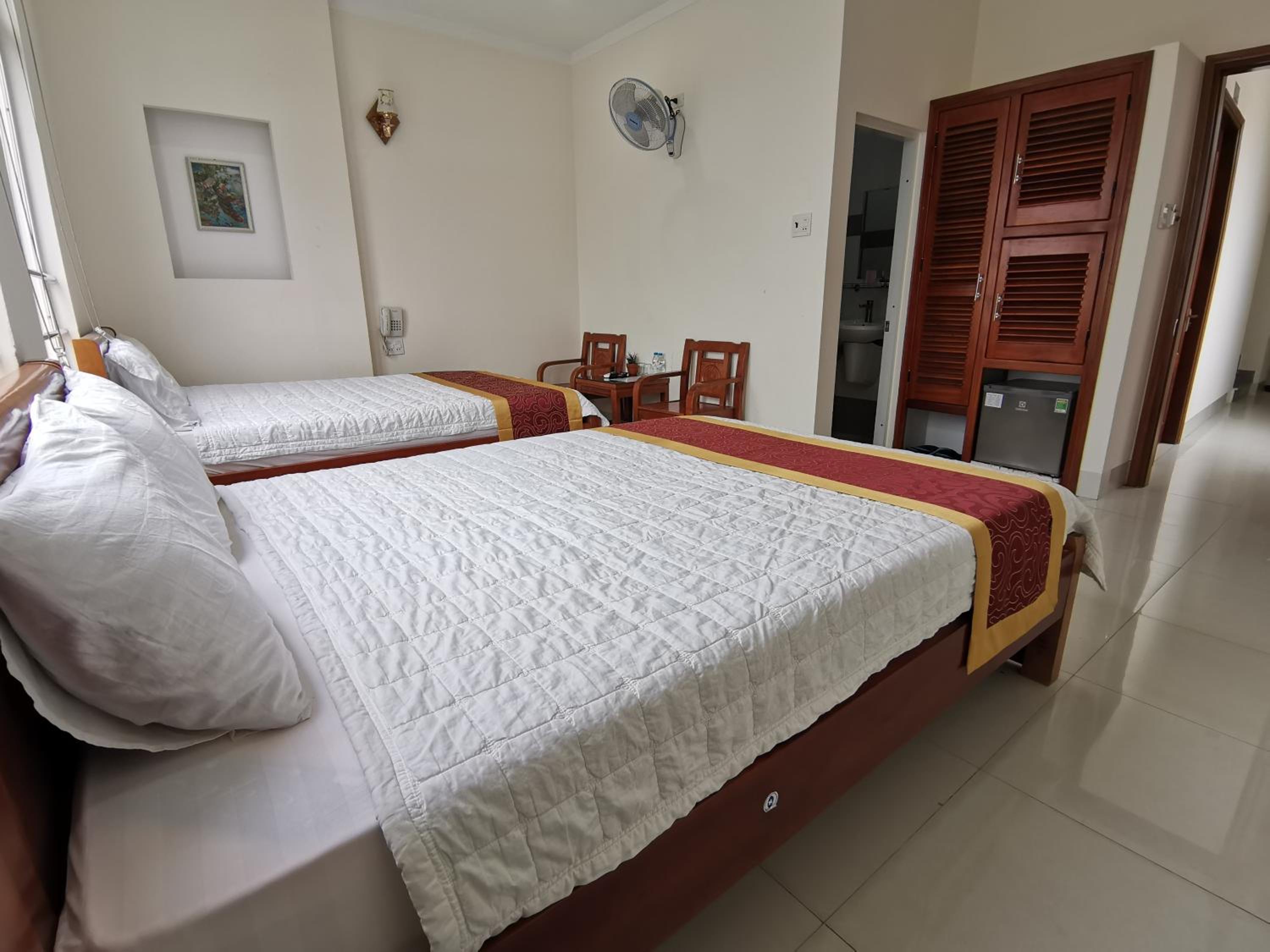 Large Twin Room - Photo 6