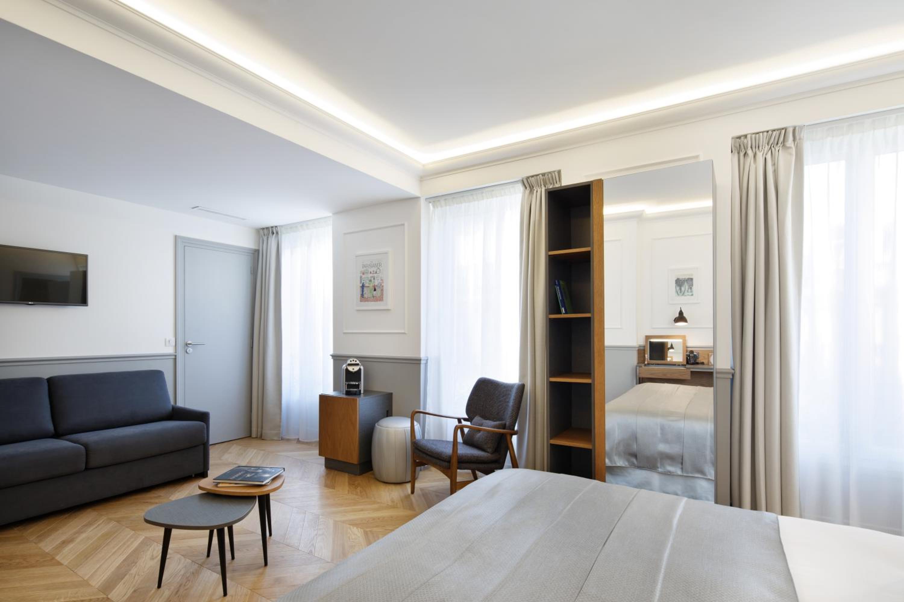 Junior Suite with Balcony thumbnail 6