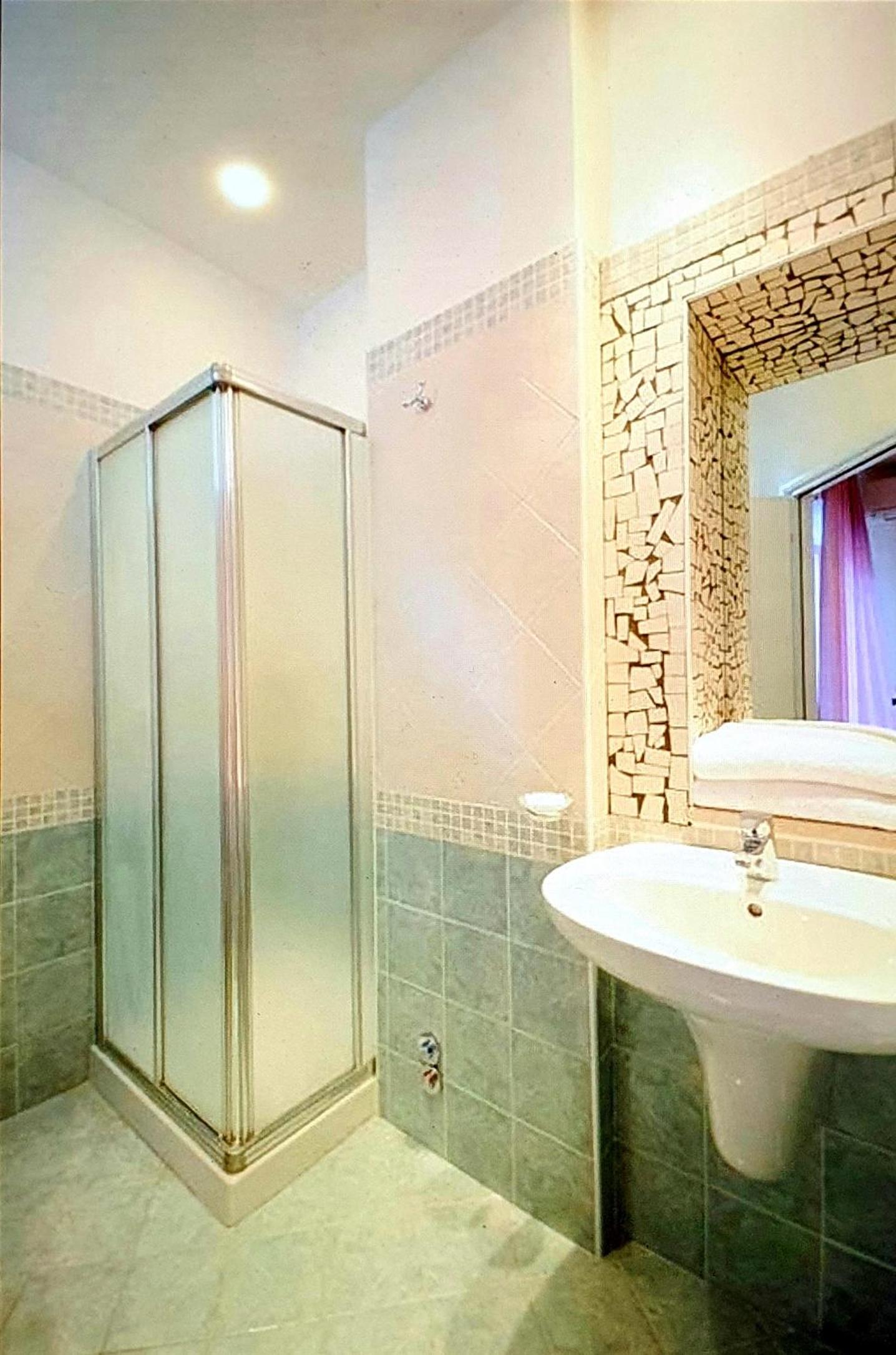 Double Room with Balcony - Photo 8