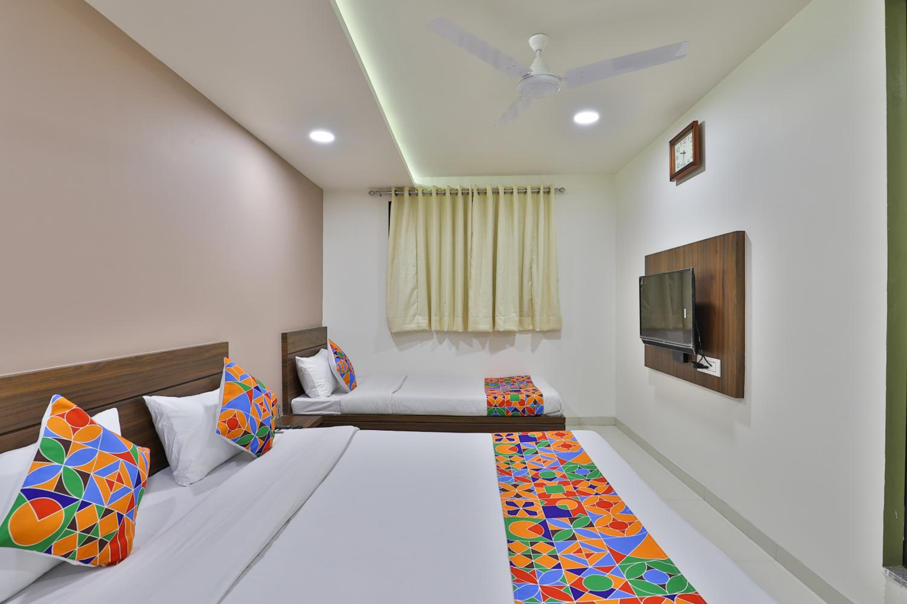 Deluxe Double Room (2 Adults + 1 Child) - Photo 3