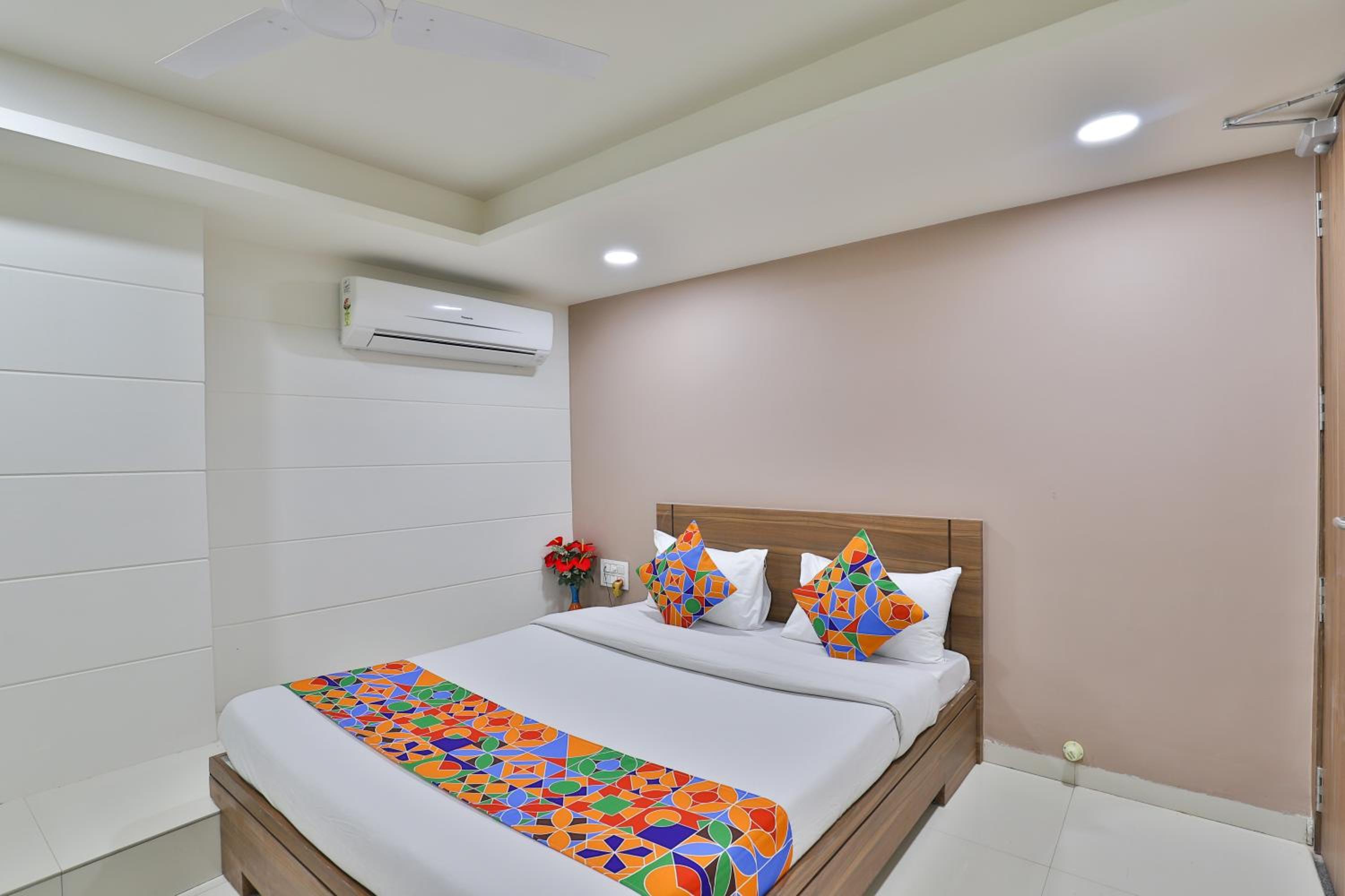Deluxe Double Room (2 Adults + 1 Child) - Photo 2