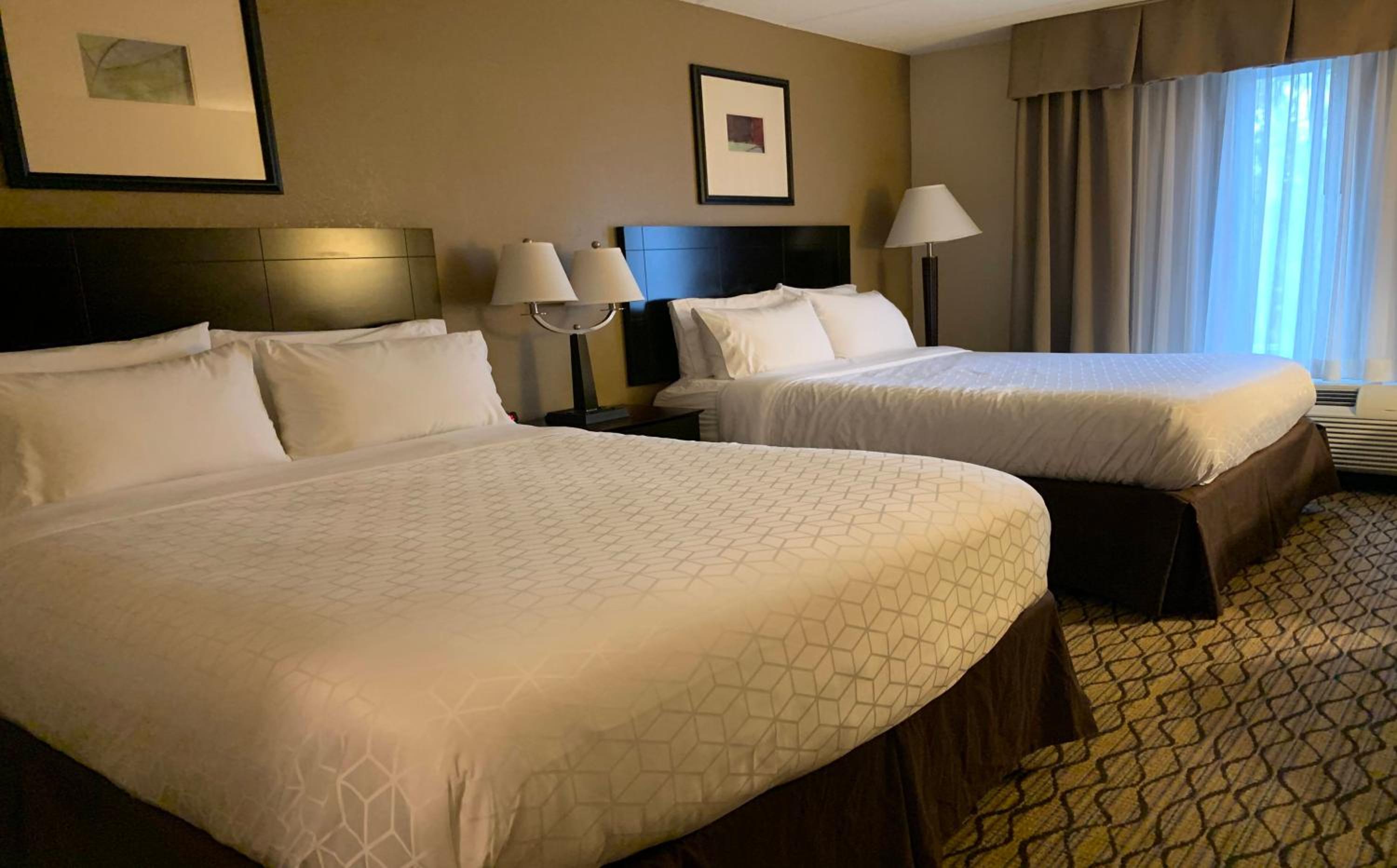 Standard Room with Two Queen Beds - Photo 2