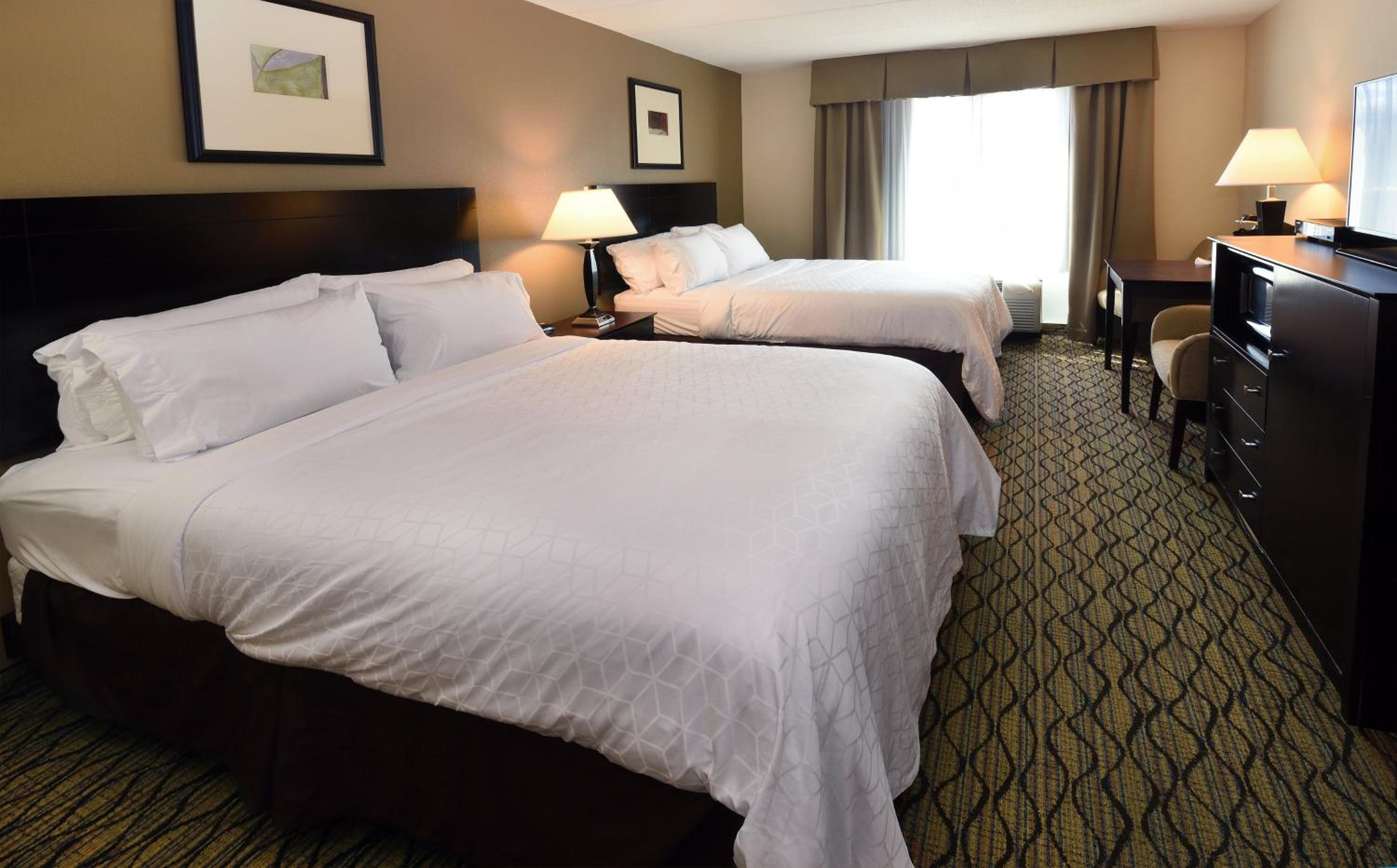 Standard Room with Two Queen Beds - Photo 9