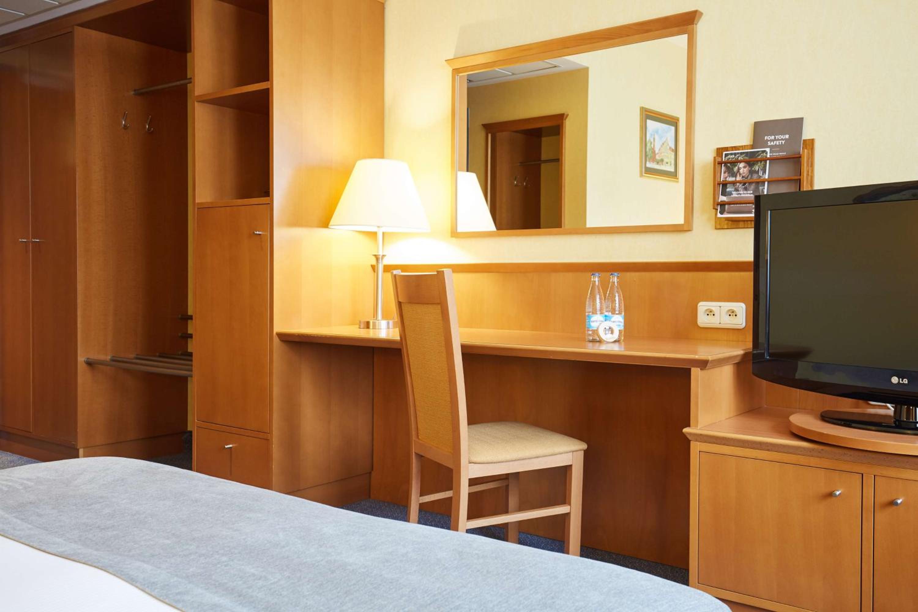 Standard Queen Room - Photo 9