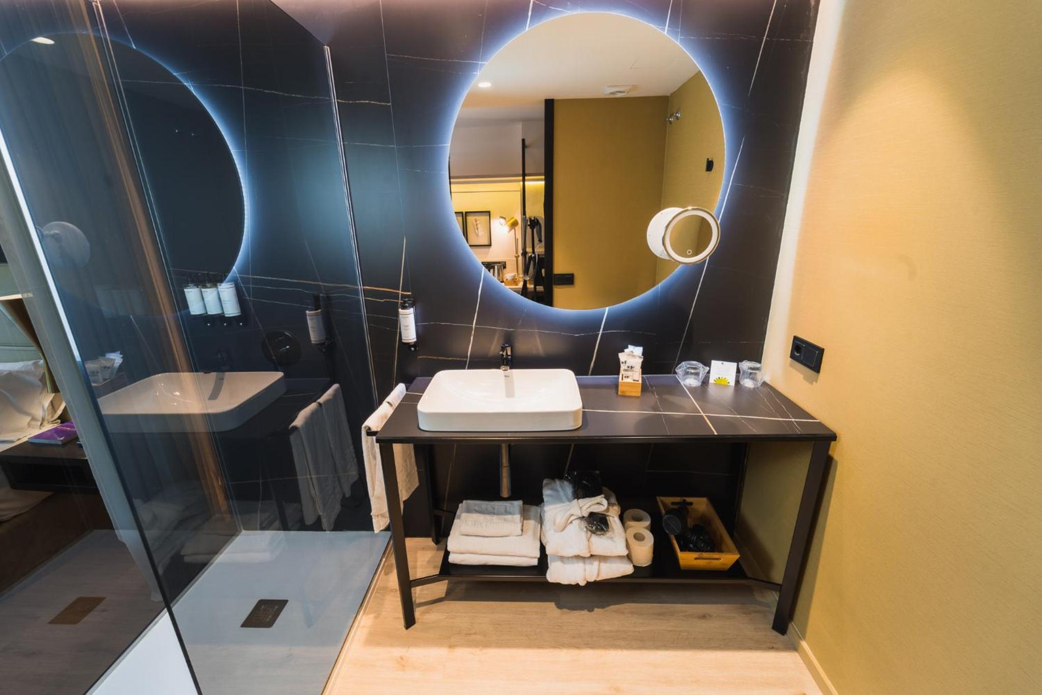 Premium Double Room with Park View thumbnail 6