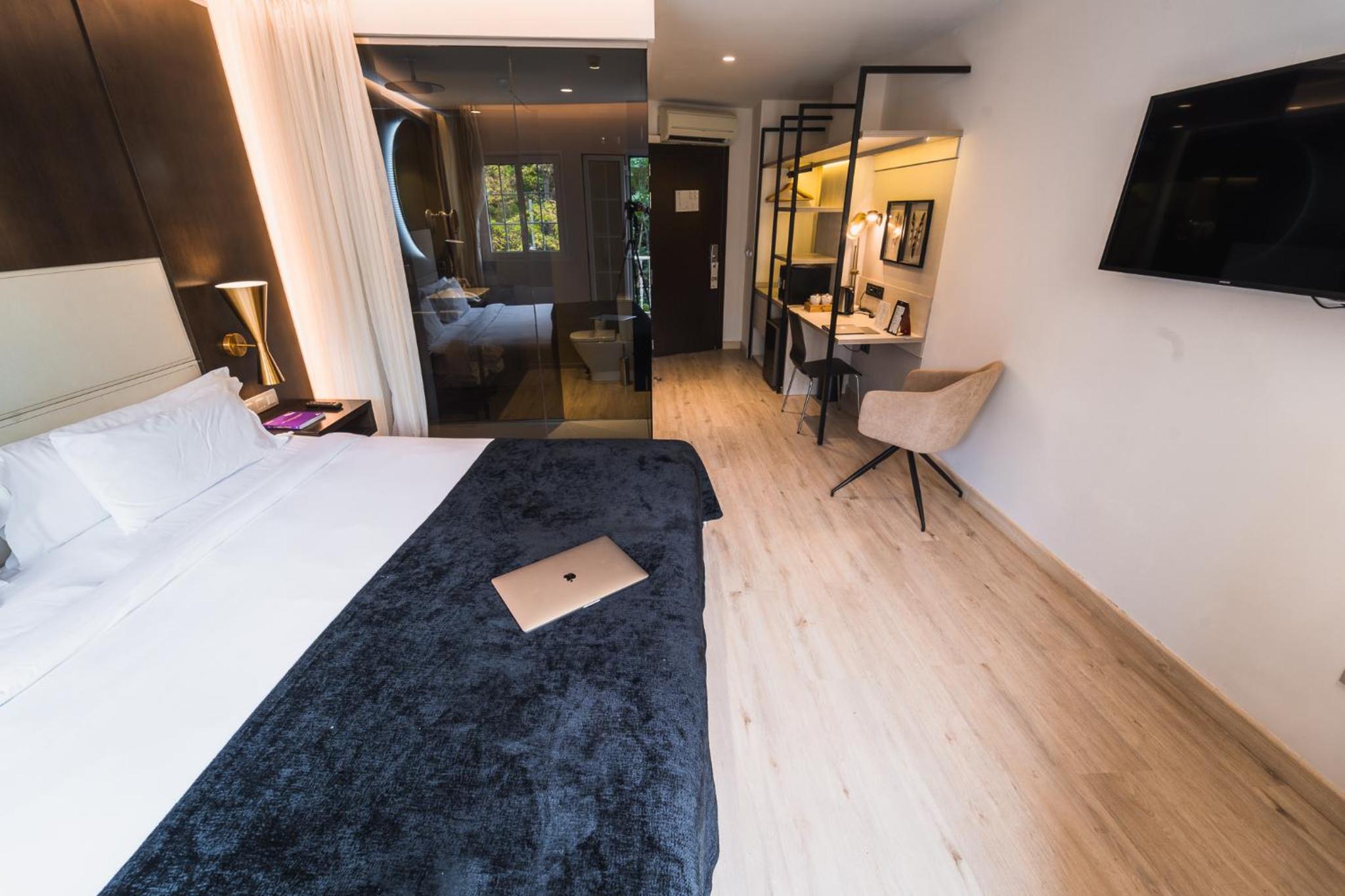Premium Double Room with Park View thumbnail 6