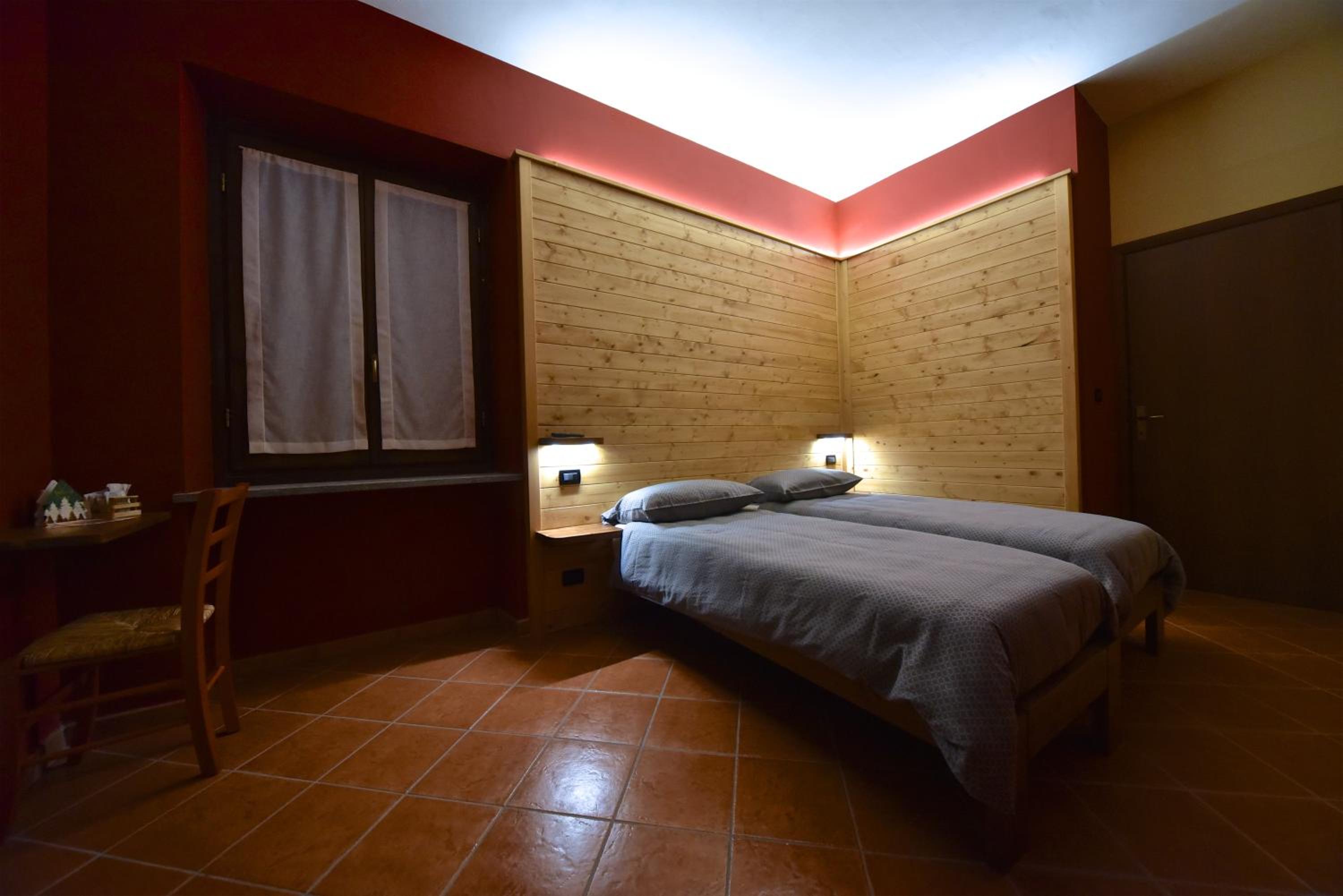Double or Twin Room with Bathroom - Photo 2