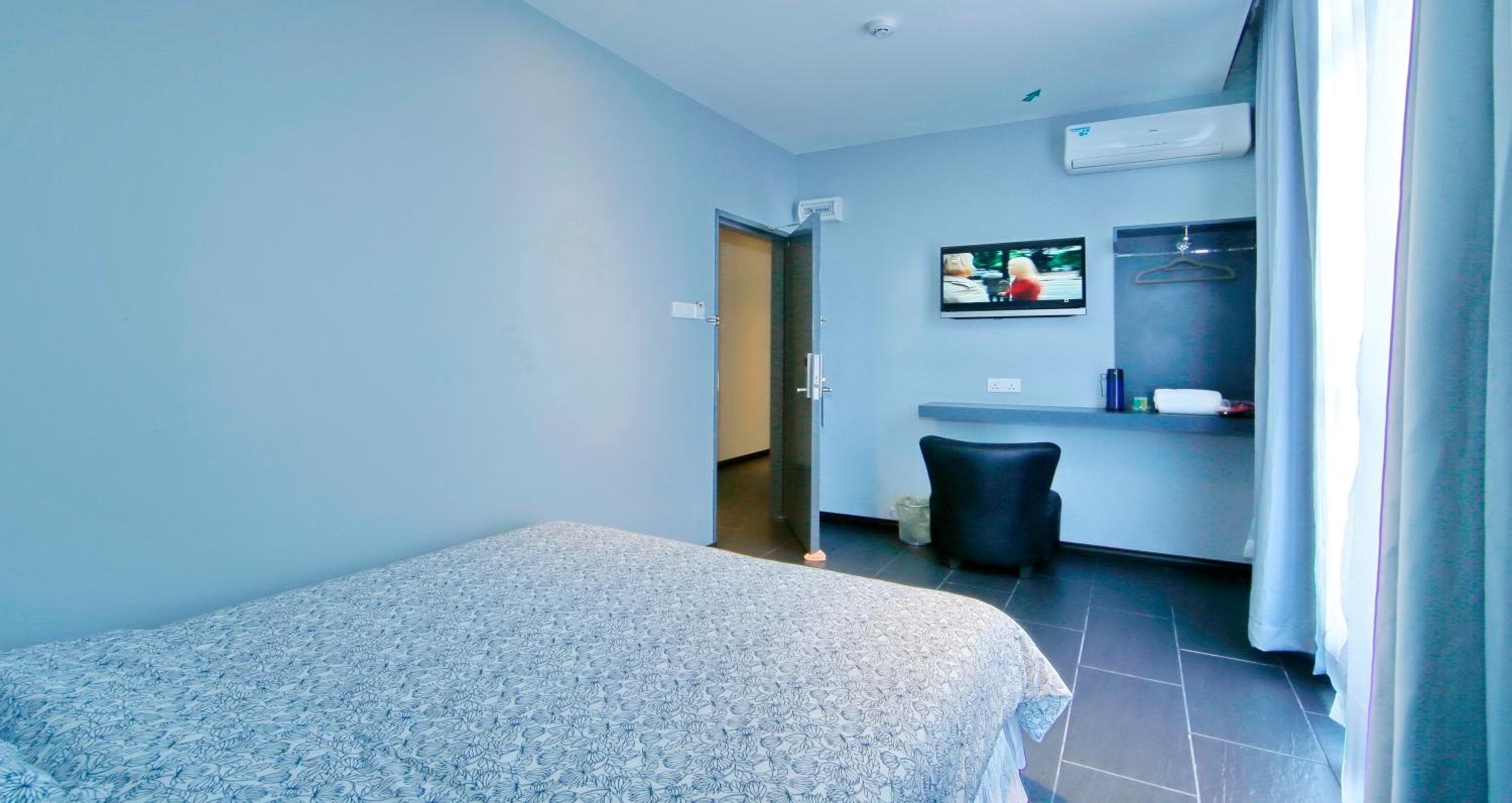 Standard Queen Room with Shared Bathroom photo 3